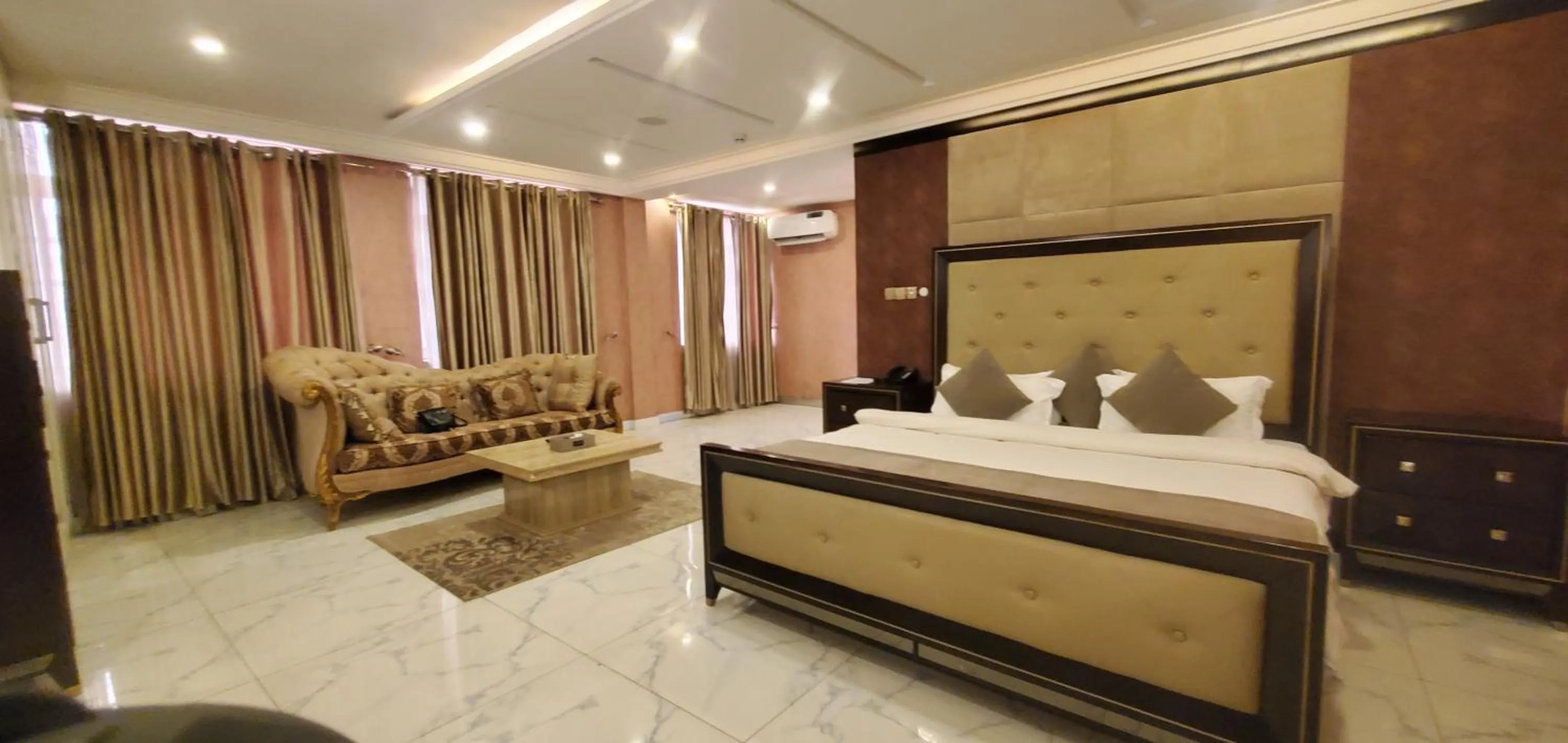 Bedroom, Bed in The Palms Hotel