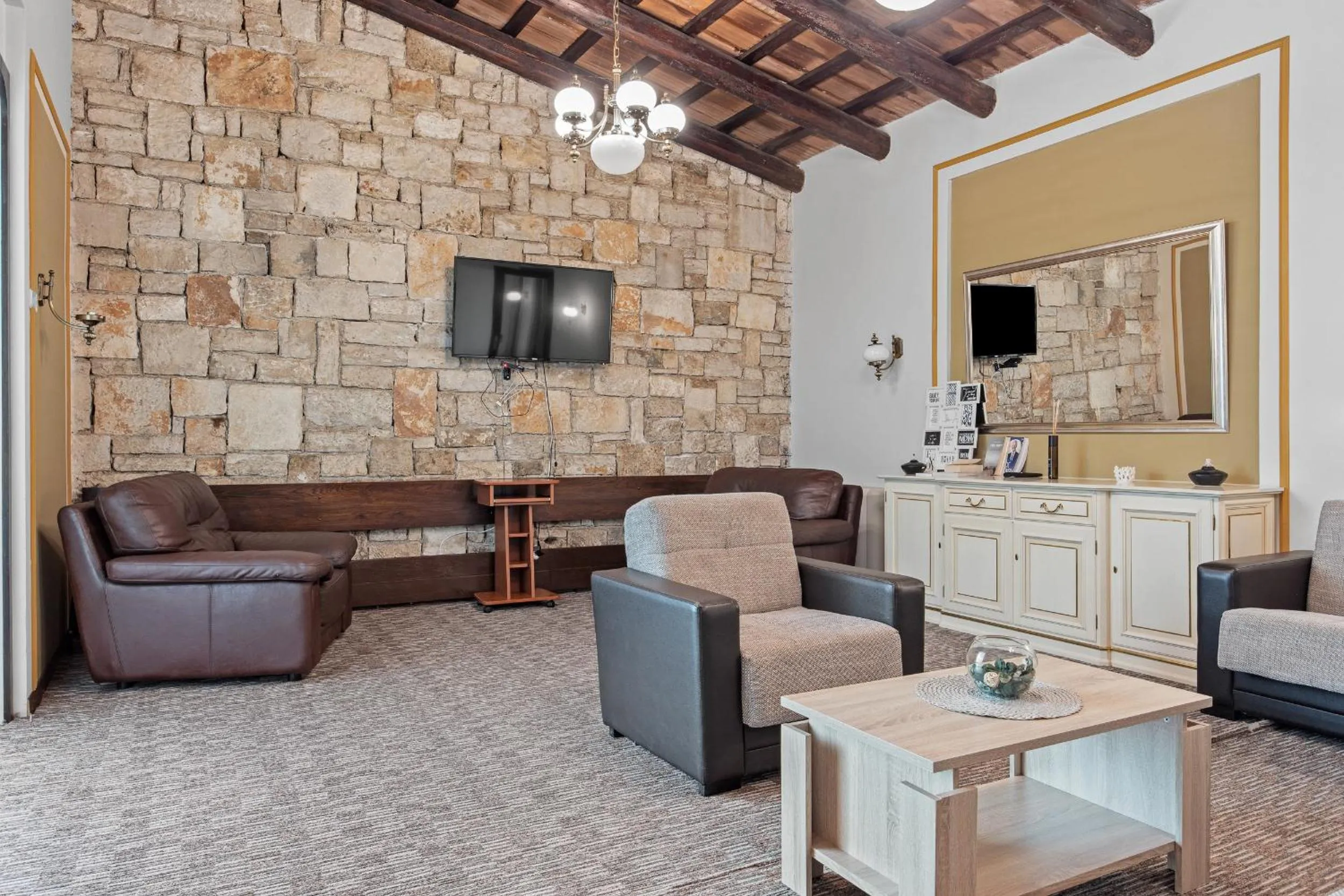 Communal lounge/ TV room in Minerva Hotel