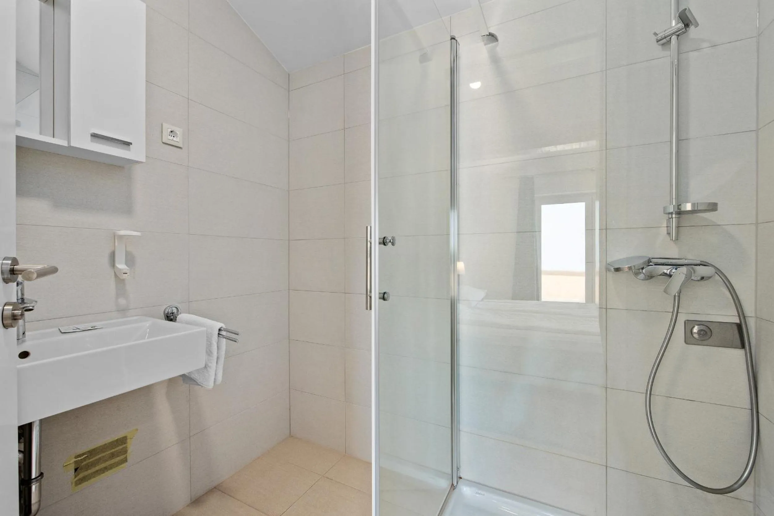 Shower in Minerva Hotel