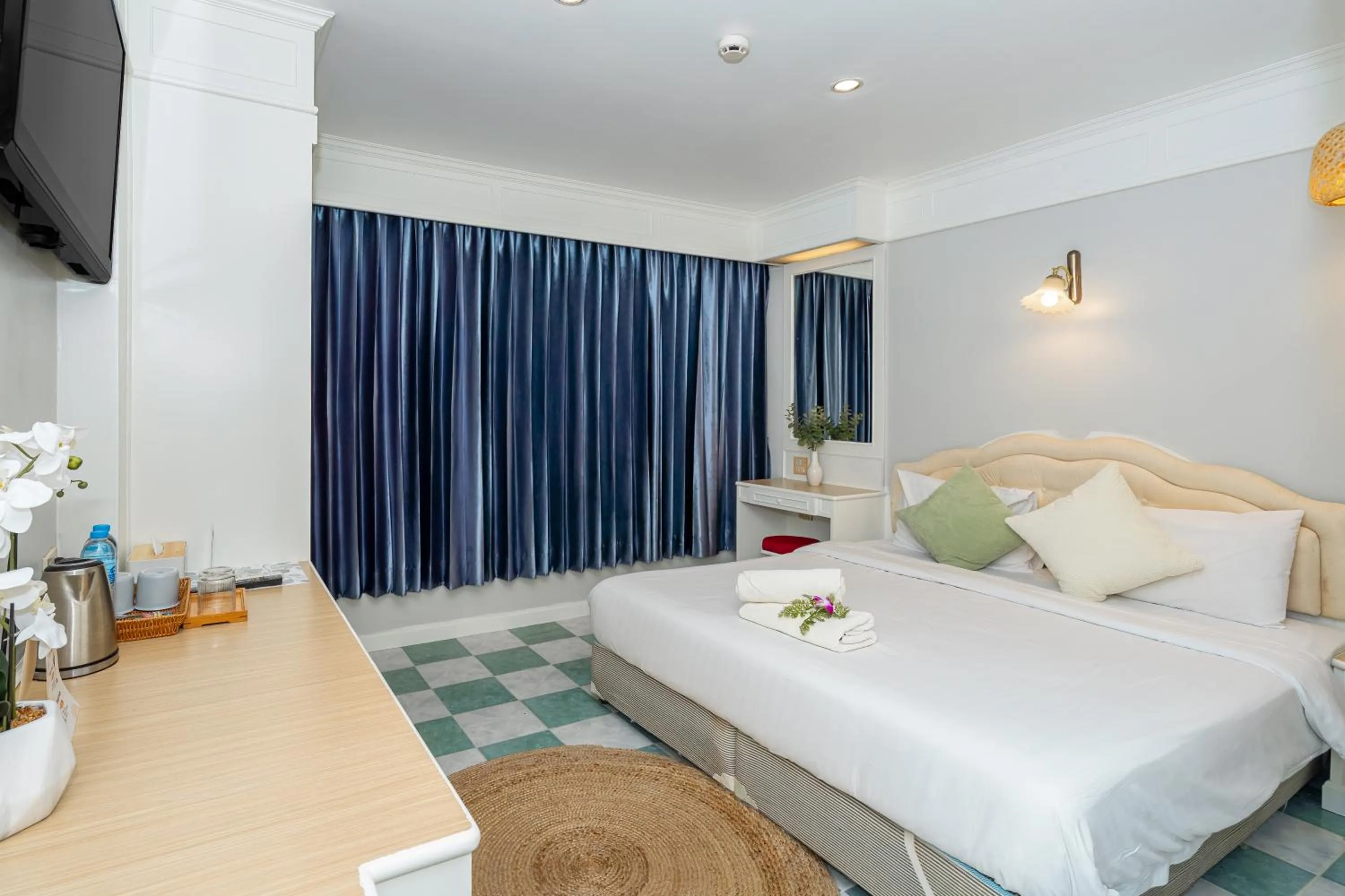 Bedroom, Bed in Patong Social Hotel & Restaurant