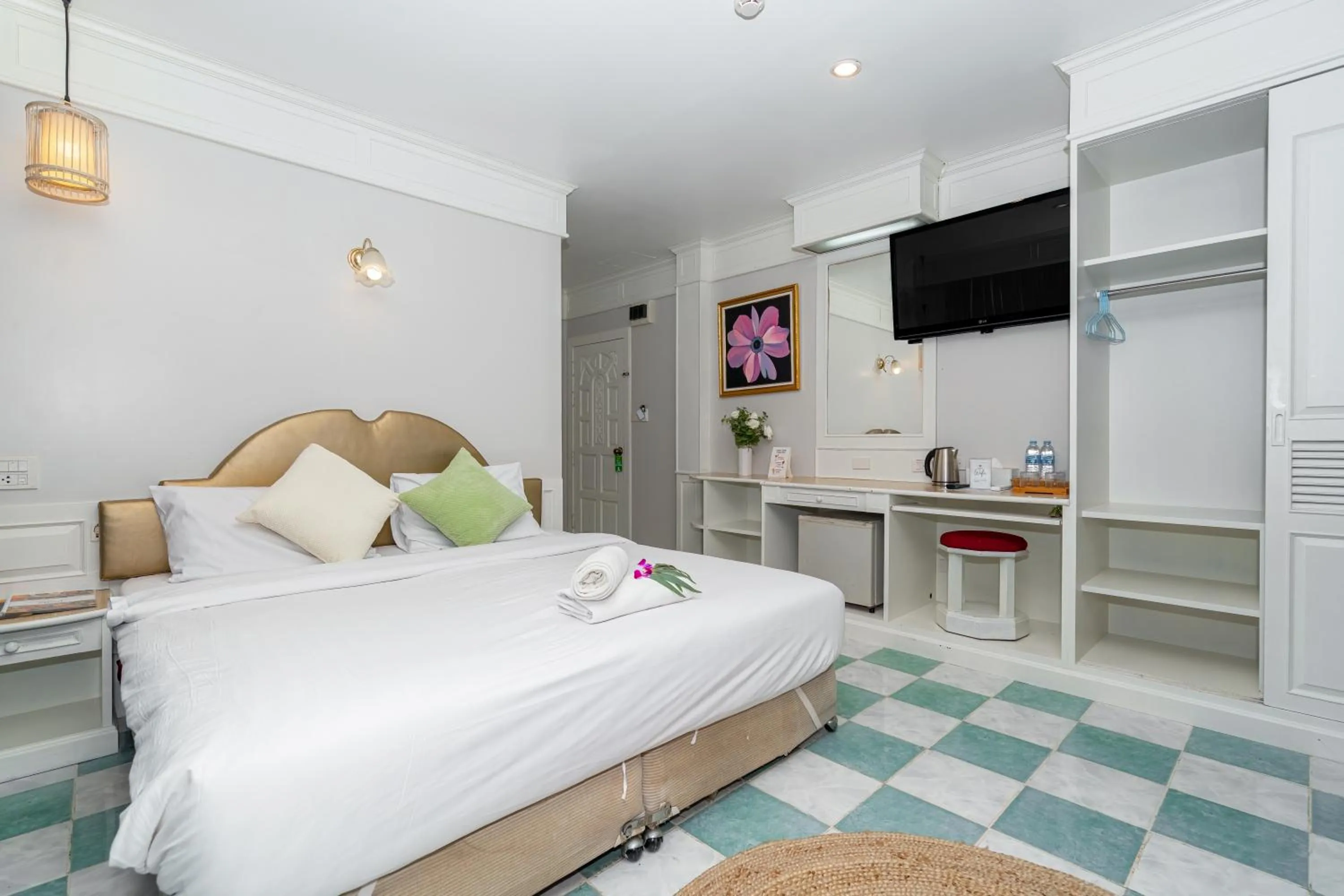 Photo of the whole room, Bed in Patong Social Hotel & Restaurant