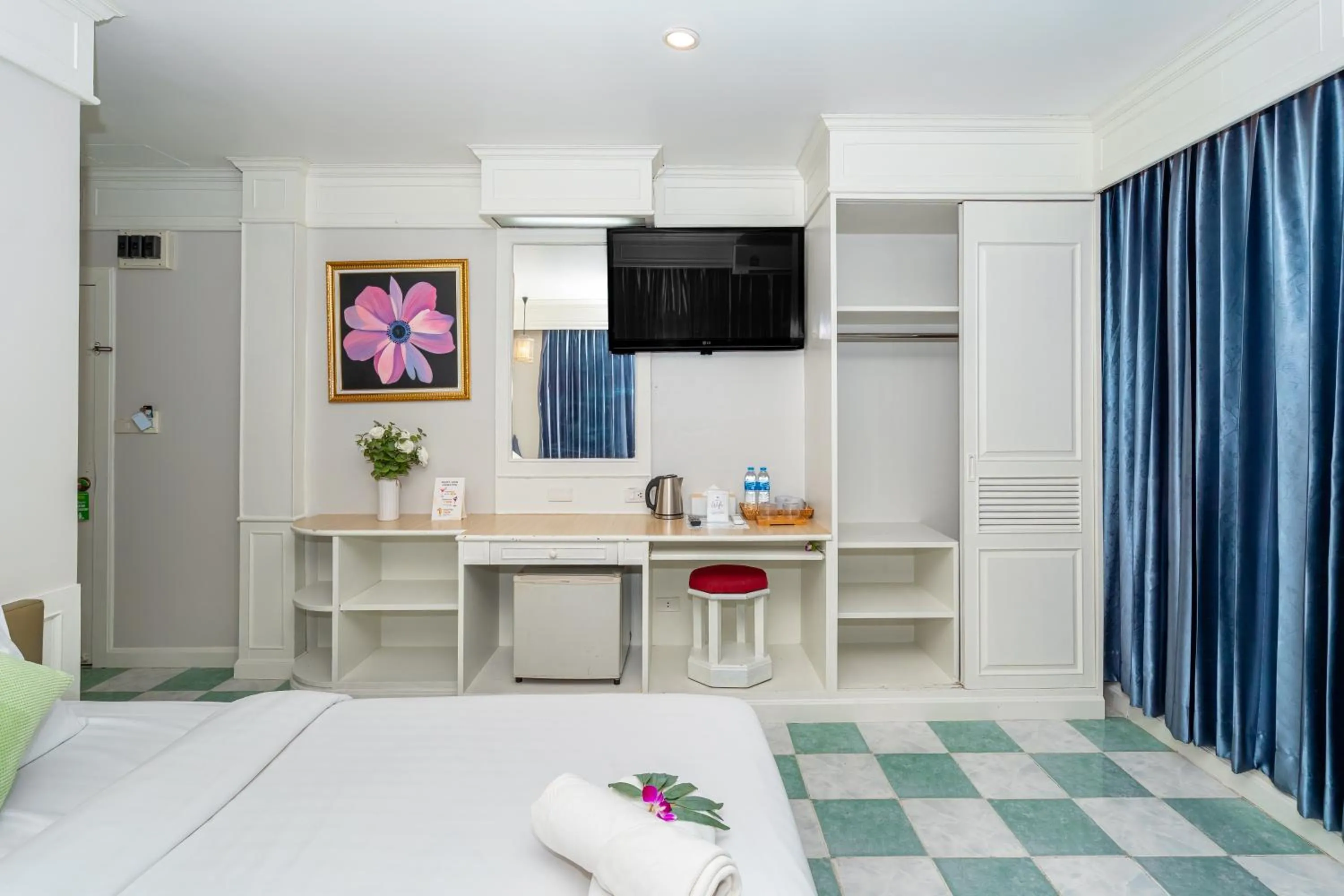 Bedroom, Bed in Patong Social Hotel & Restaurant