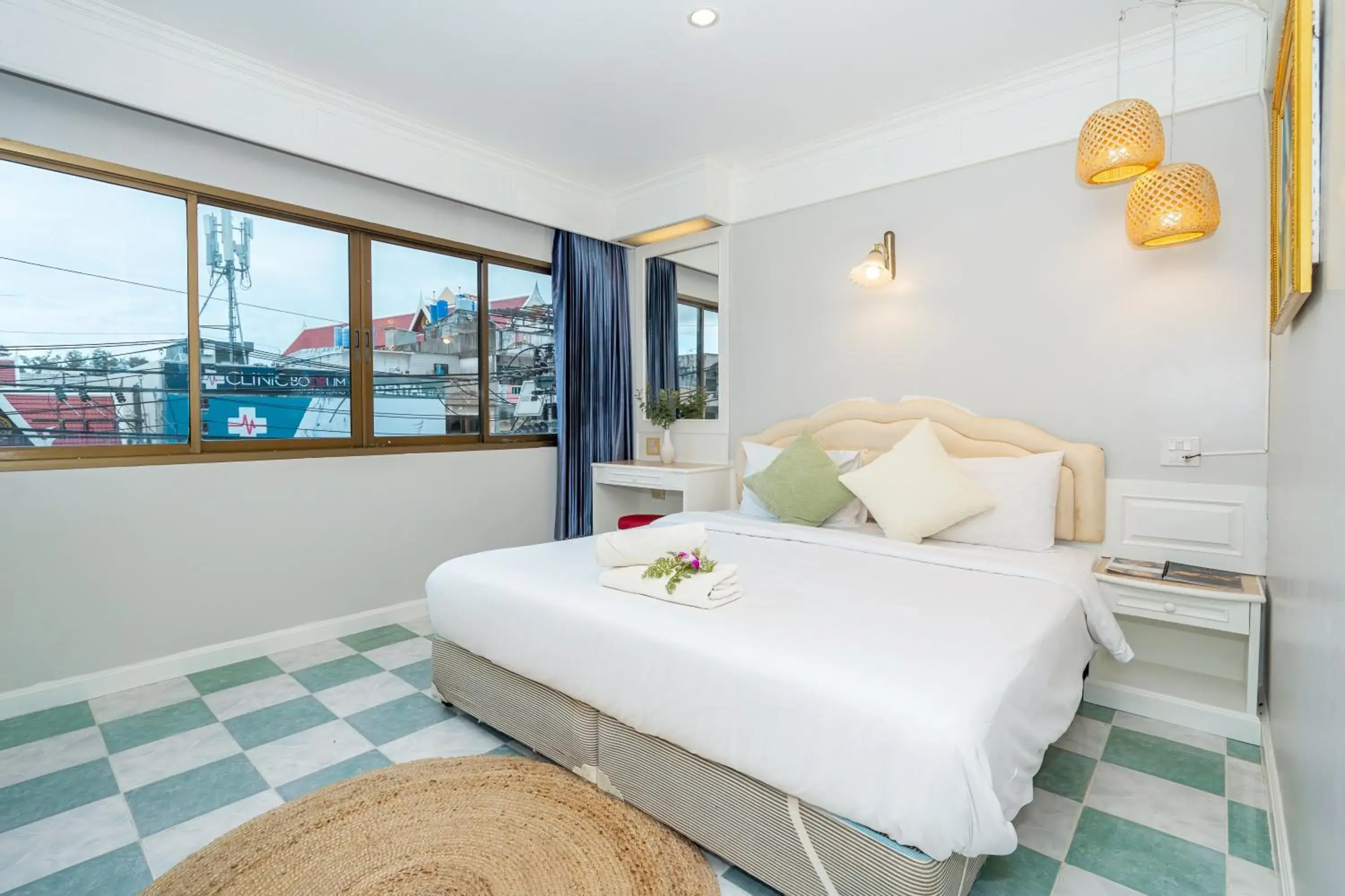 Budget Double Room in Patong Social Hotel & Restaurant Budget Double Room in Patong Social Hotel & Restaurant