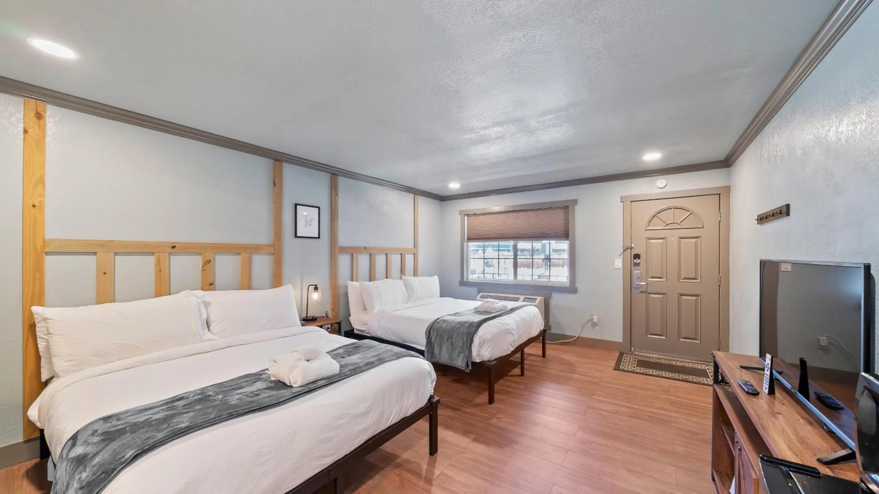 Bedroom, Bed in Blue Jay Lodge