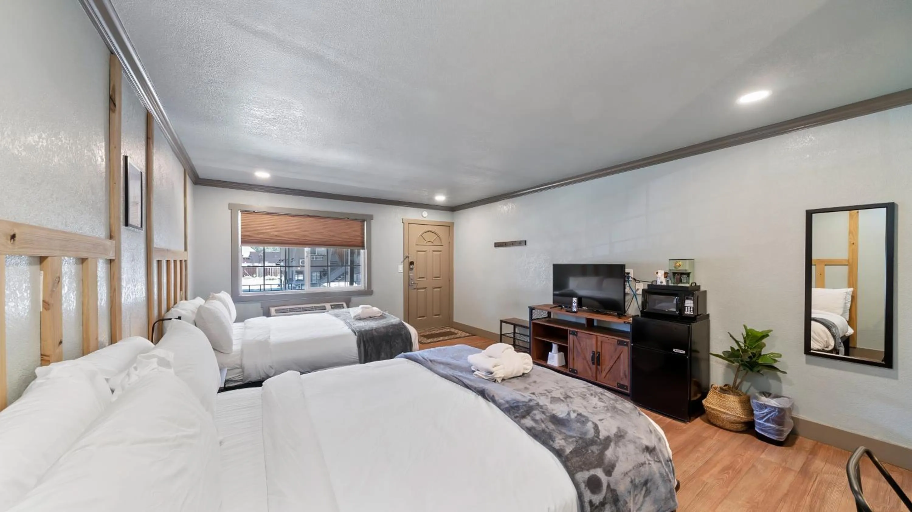 Photo of the whole room, Bed in Blue Jay Lodge