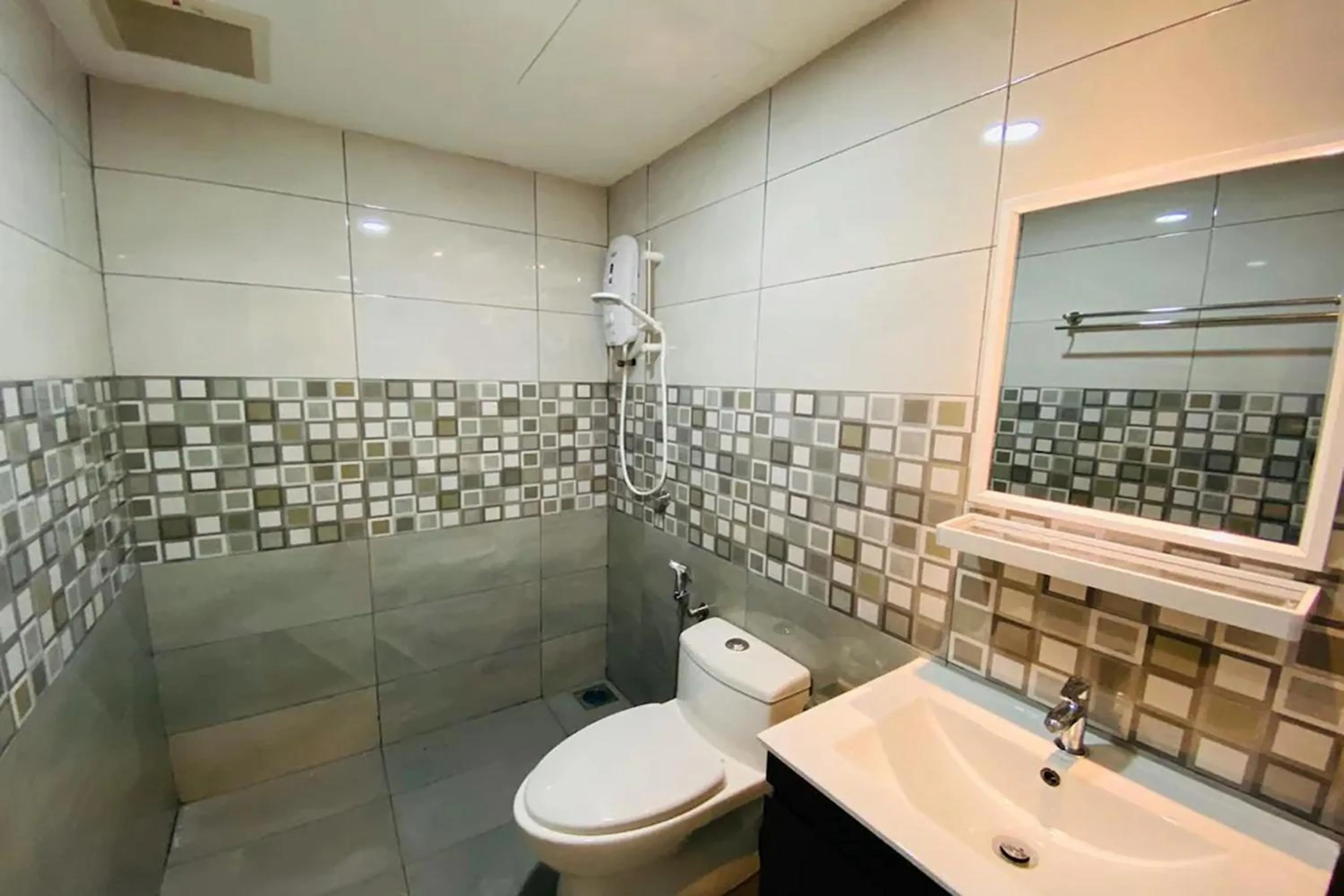 Shower in Hotel Dlima Inn Bukit Bintang