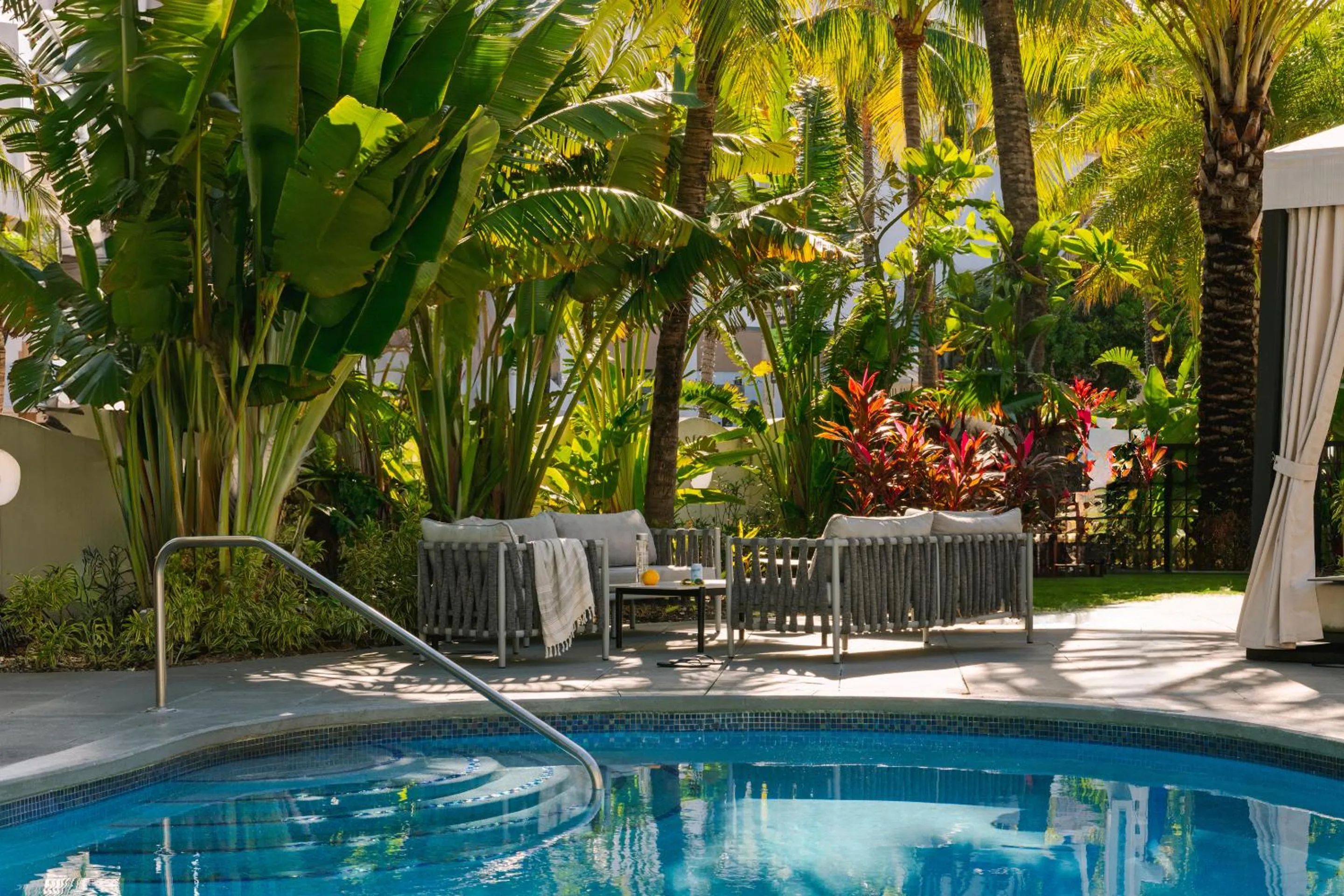 Swimming pool in Kenmore Village Hotel, South Beach