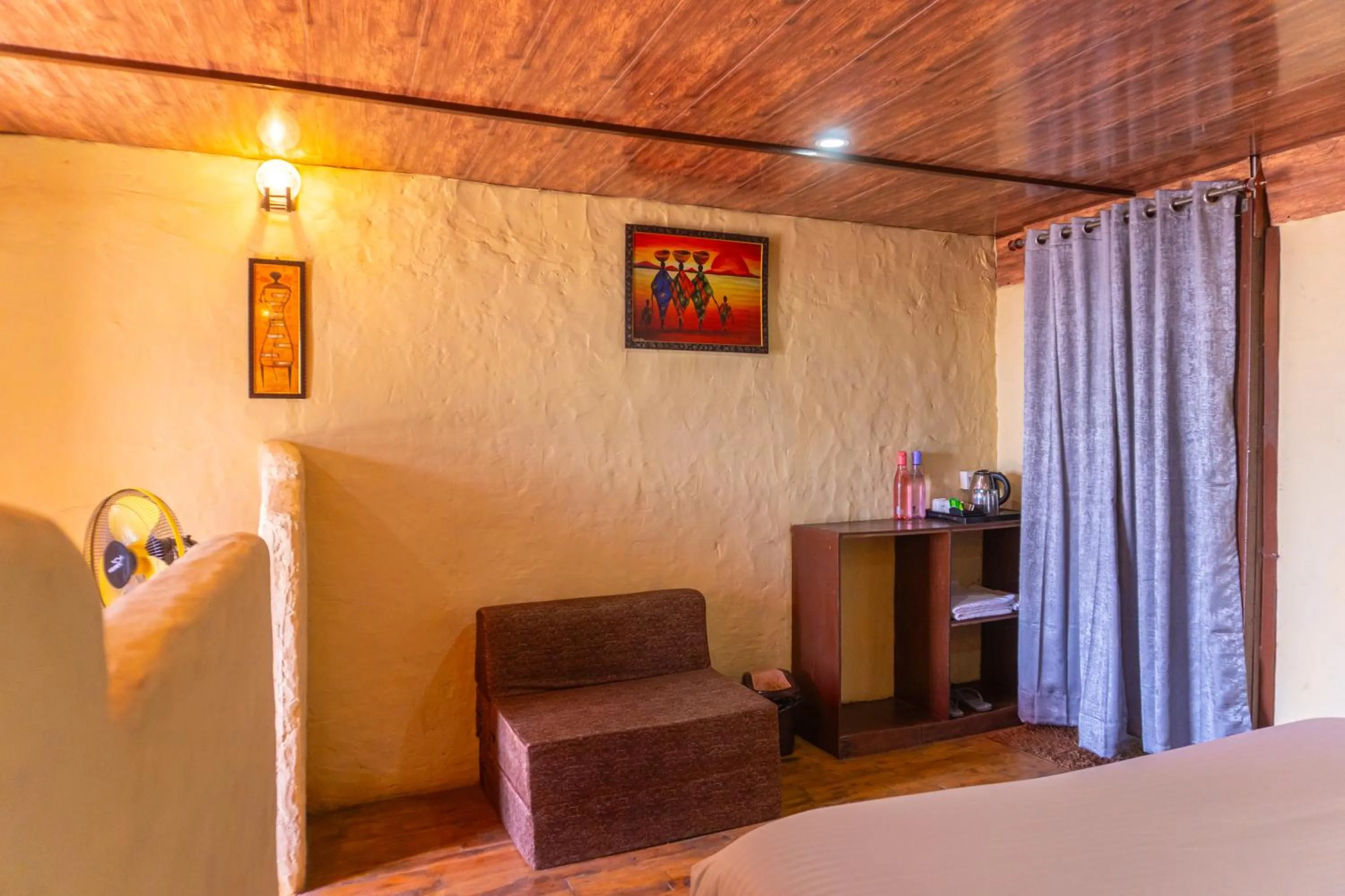 Bedroom, Bed in Kana Mud An Ethnic Village Resort - Beautiful View of Gangotri Mountains