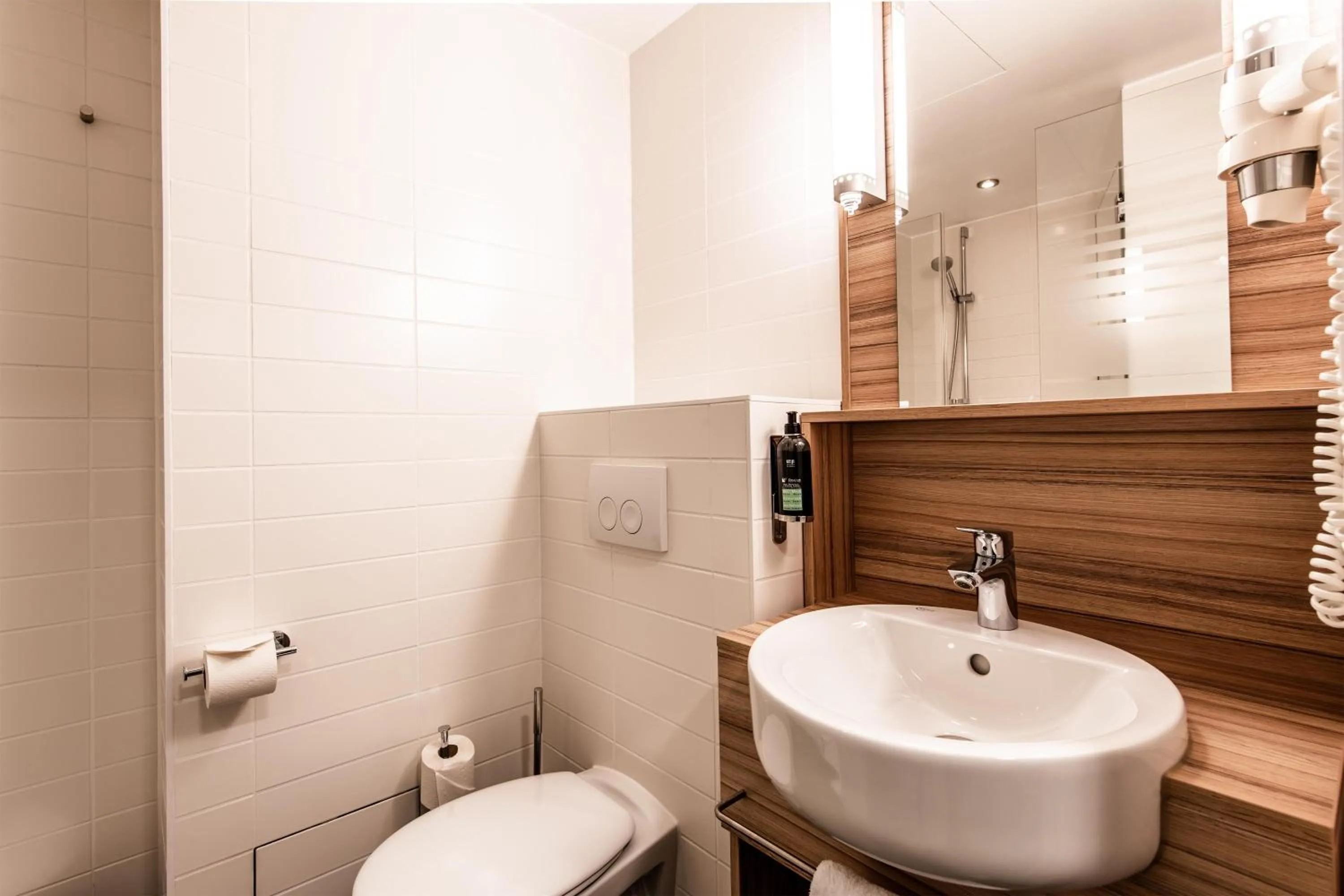 Bathroom in Premier Inn Hannover City University