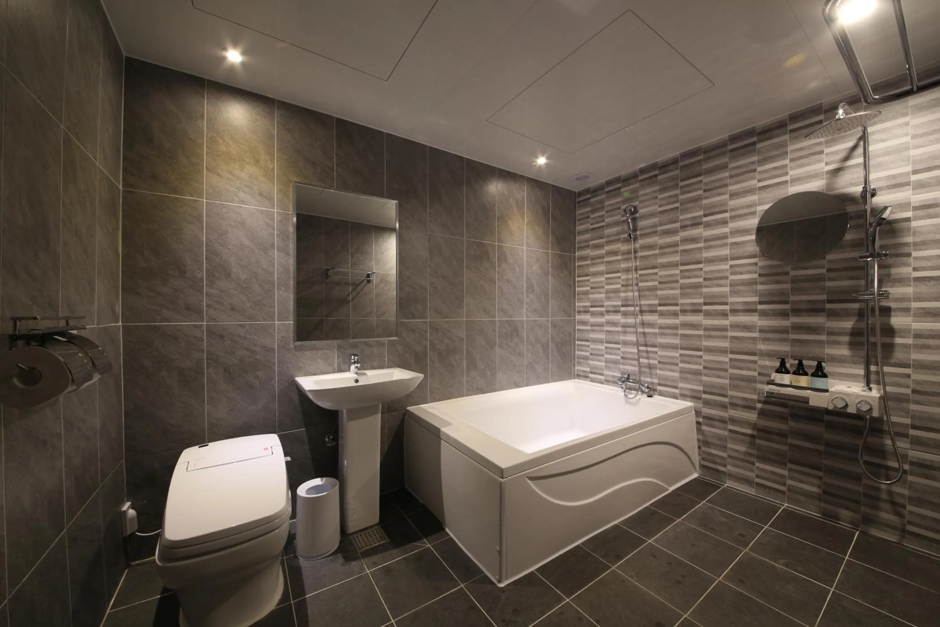 Almond Hotel Gupo Station