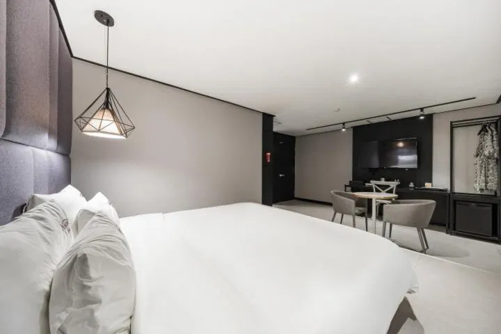 Bed in Almond Hotel Gupo Station