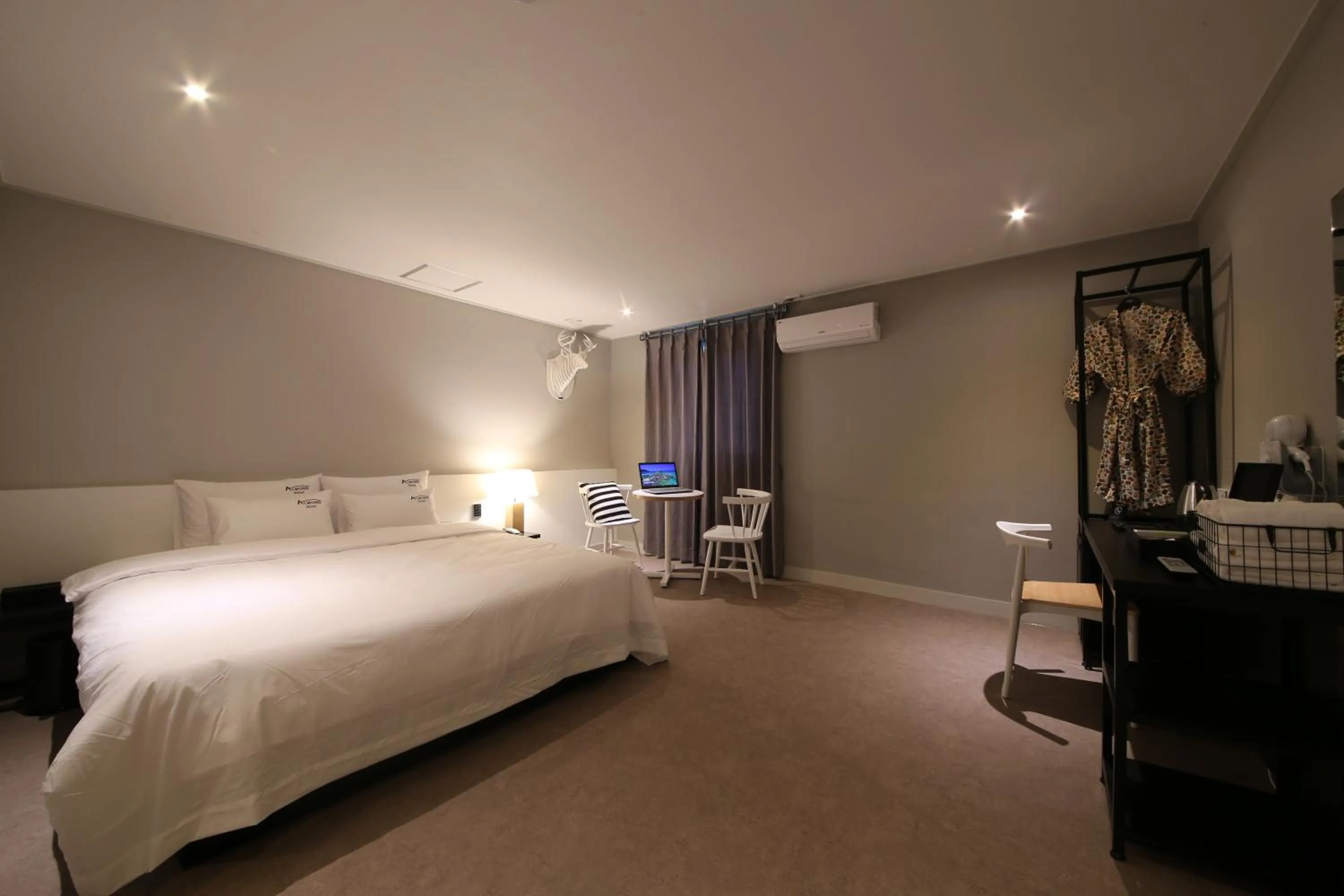 Bed in Almond Hotel Gupo Station