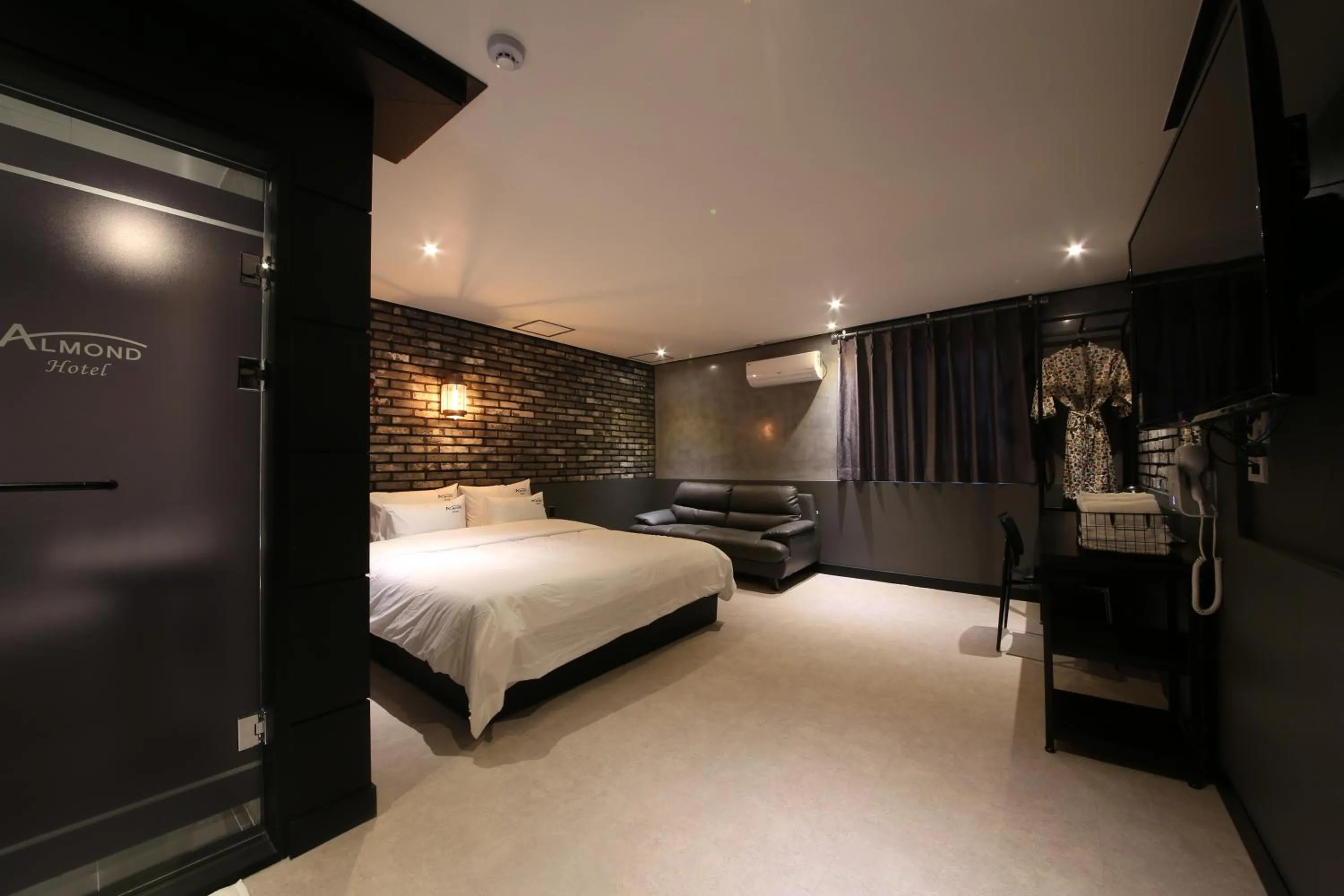 Bed in Almond Hotel Gupo Station