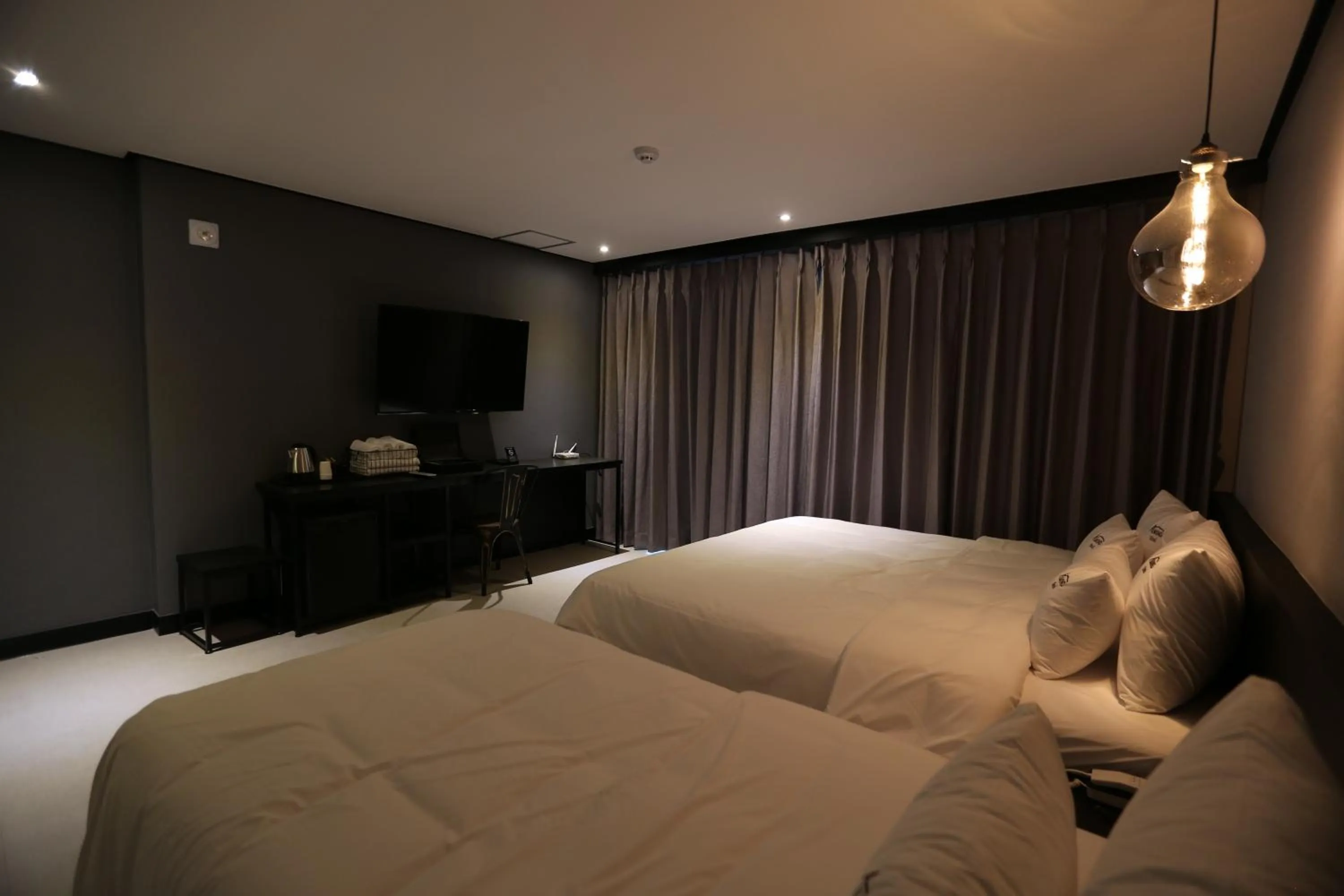 Bed in Almond Hotel Gupo Station