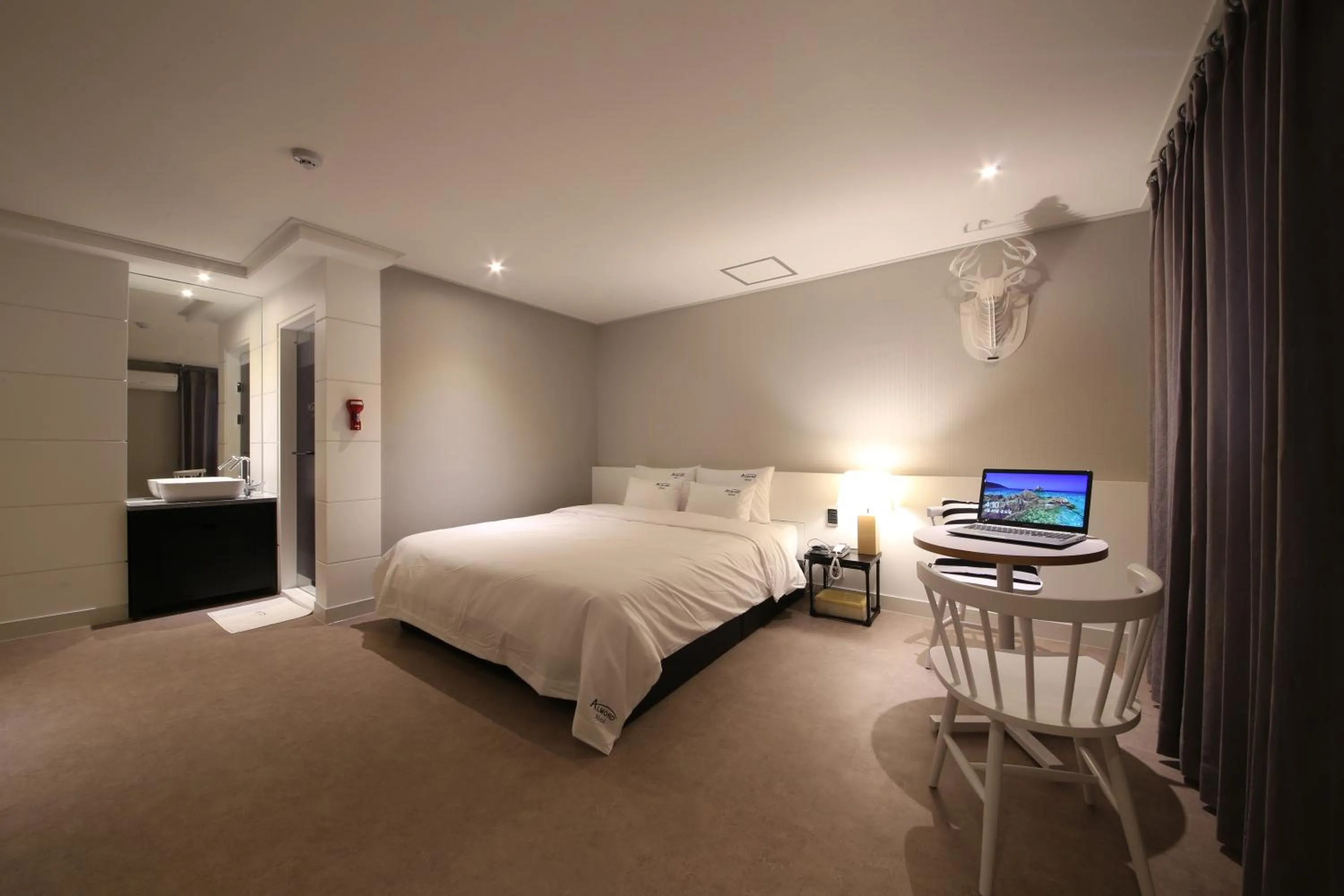 Bed in Almond Hotel Gupo Station