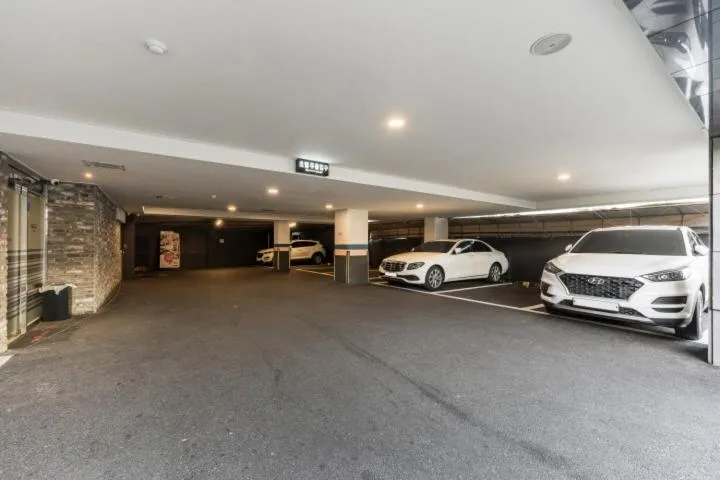 Almond Hotel Gupo Station