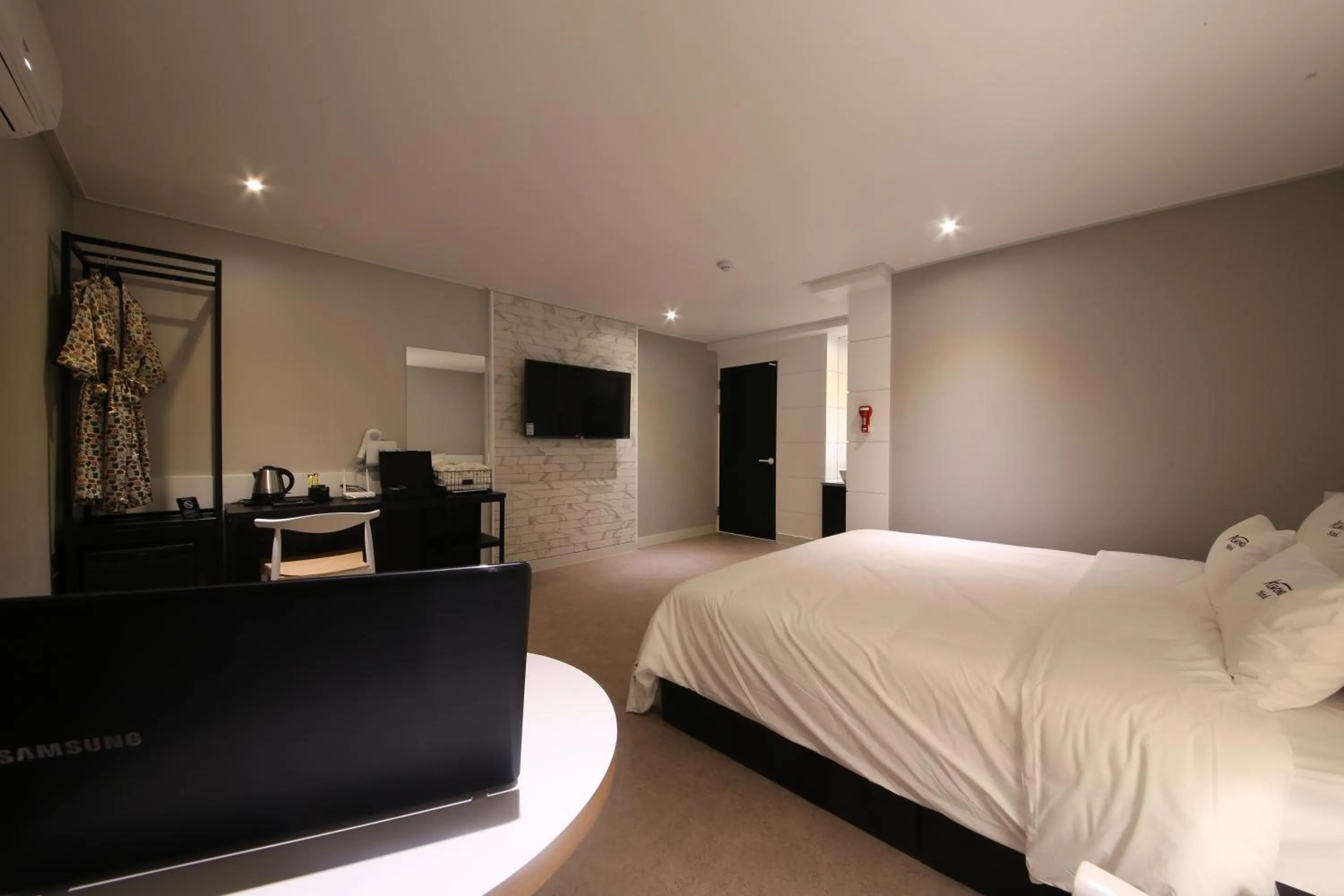 Bed in Almond Hotel Gupo Station