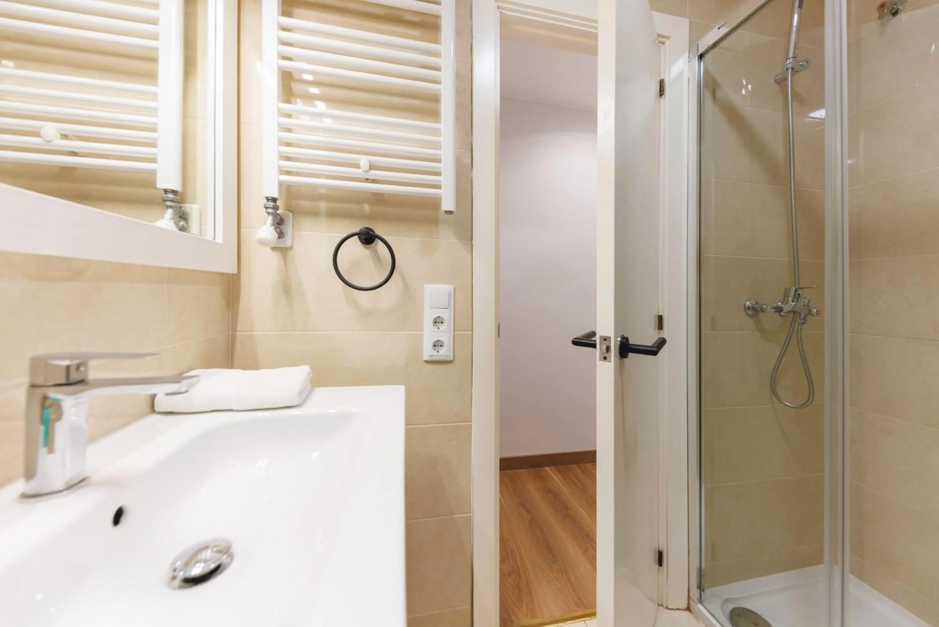 Shower in Bravissimo Figuerola, Spacious 3-bedroom apartment