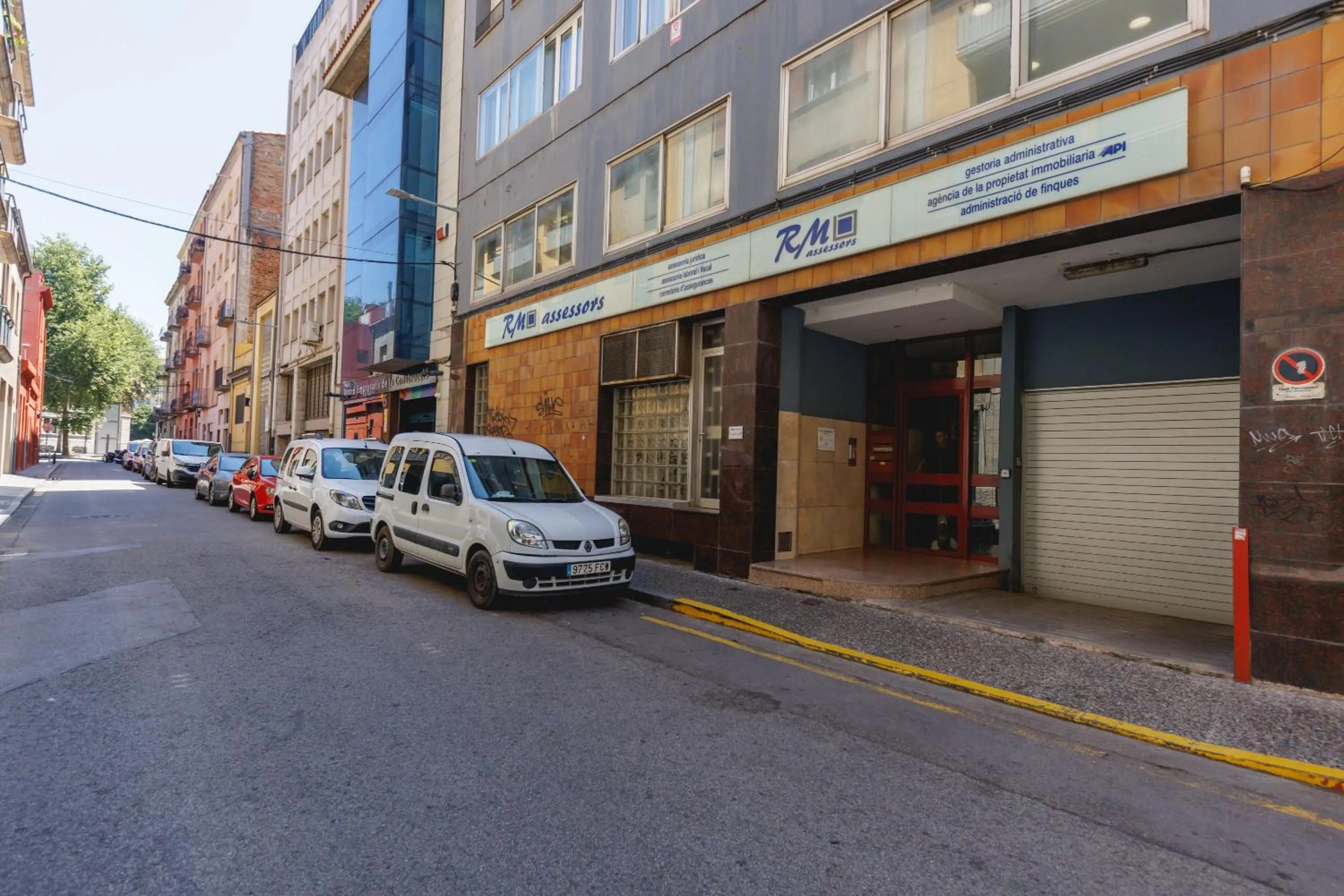 Property building in Bravissimo Figuerola, Spacious 3-bedroom apartment