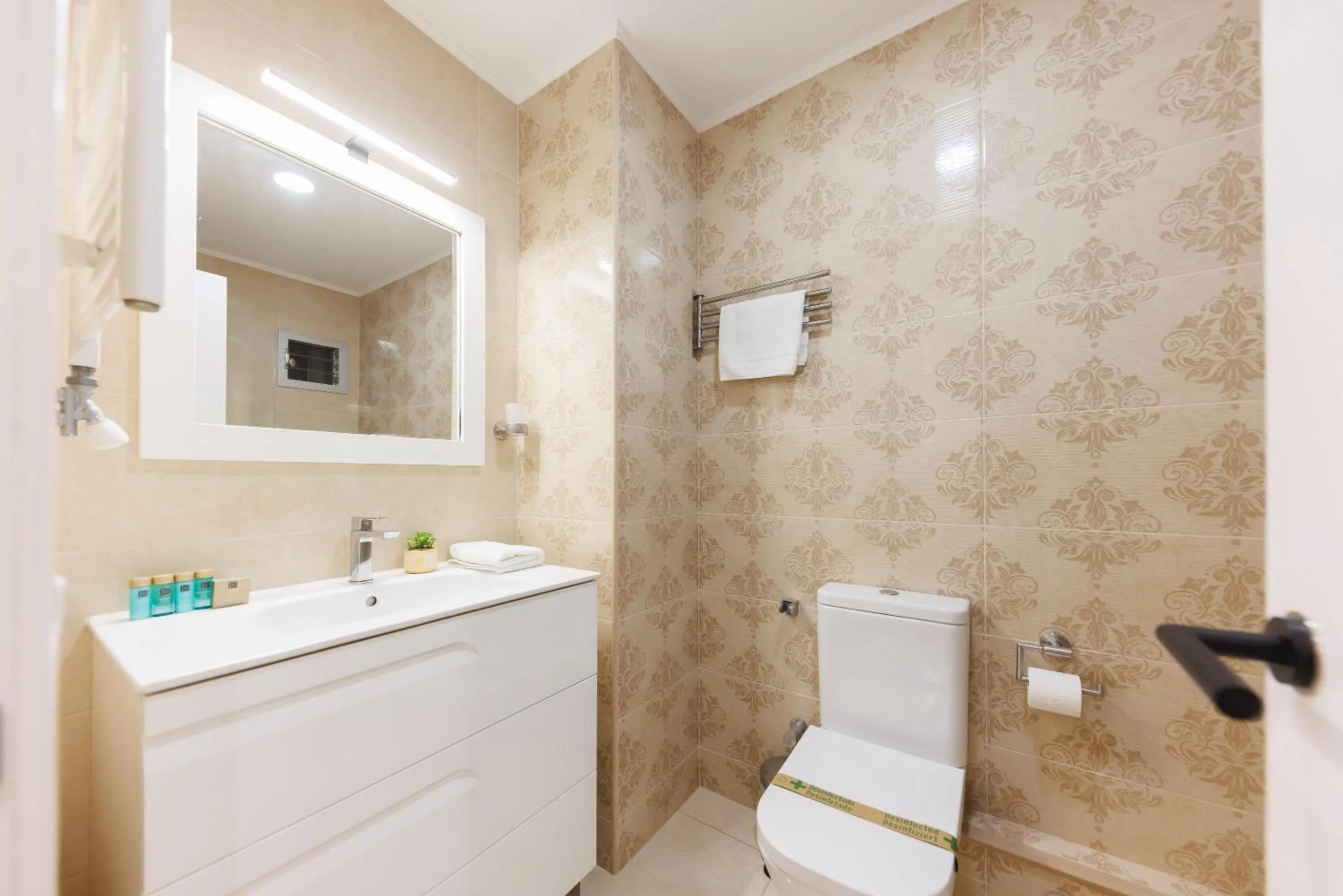 Toilet in Bravissimo Figuerola, Spacious 3-bedroom apartment