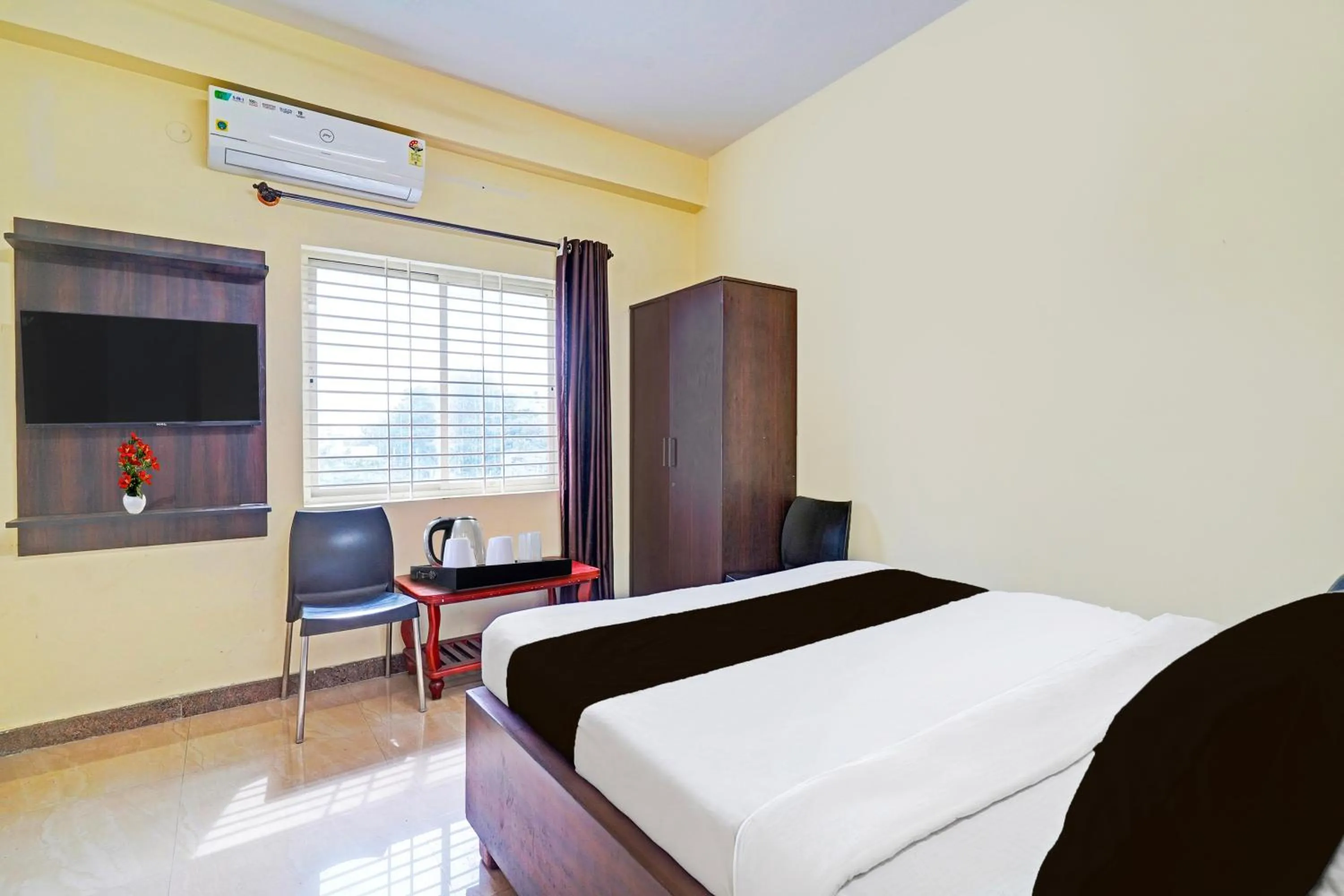 Bedroom, Bed in Super Hotel O Srigandhakavalu formerly Chamundeshwari Lodging