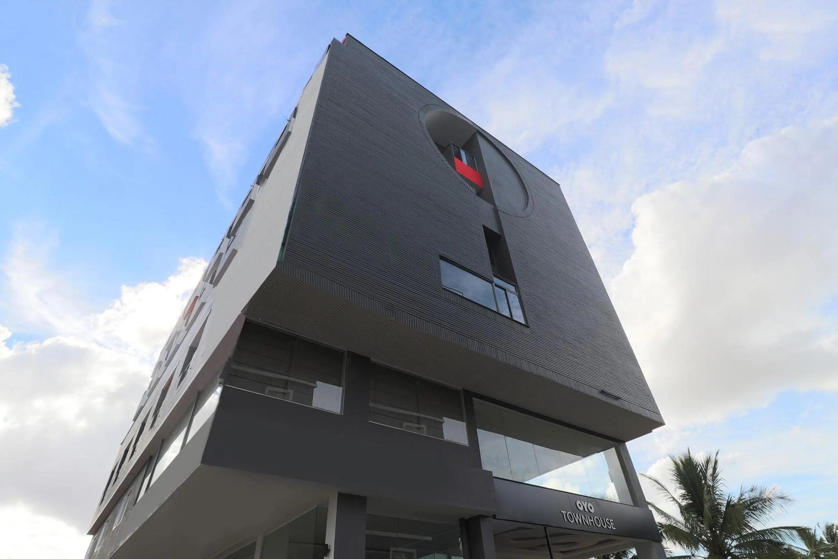 Facade/entrance in Super Townhouse Reva College University