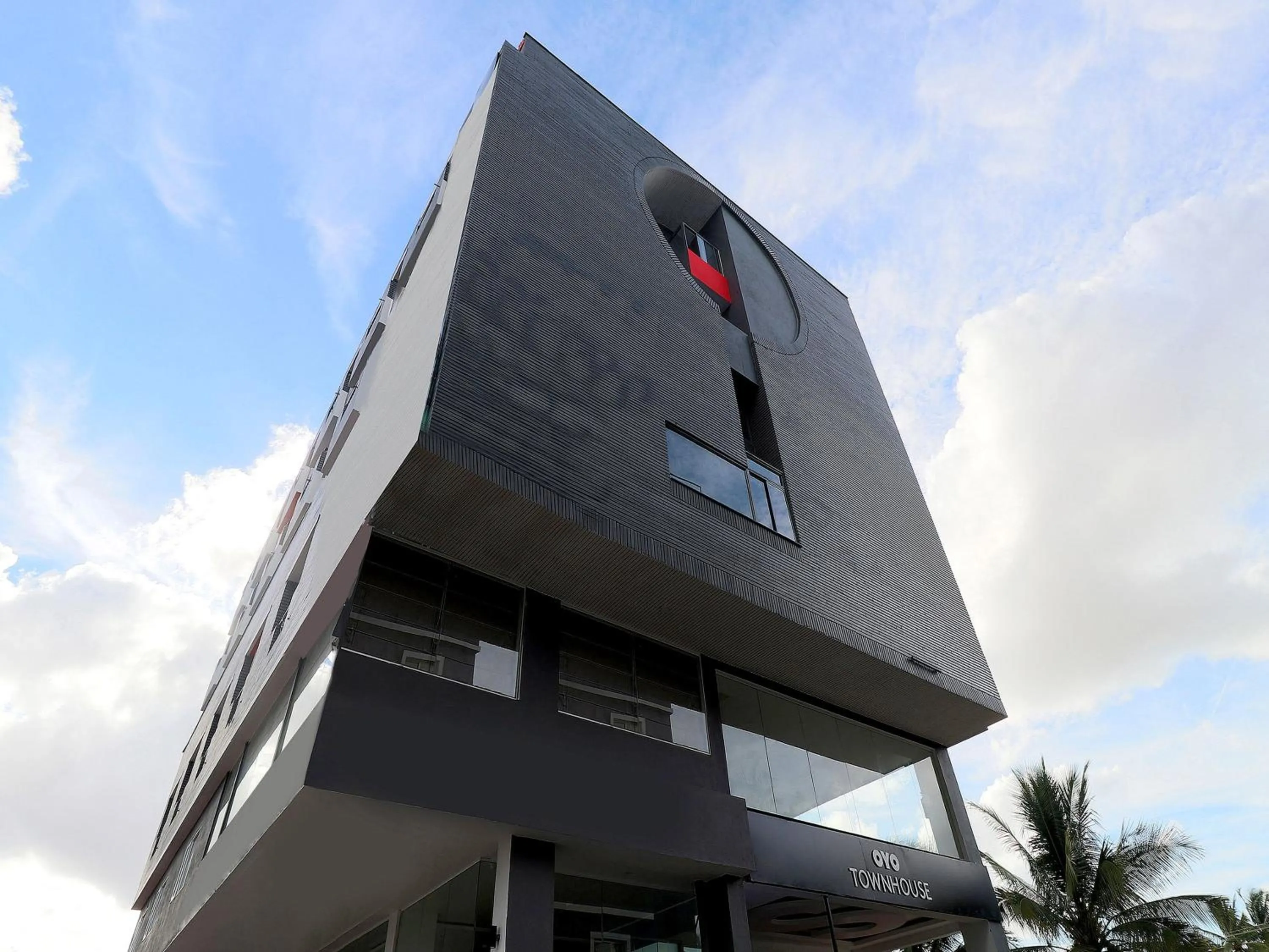 Facade/entrance in Super Townhouse Reva College University