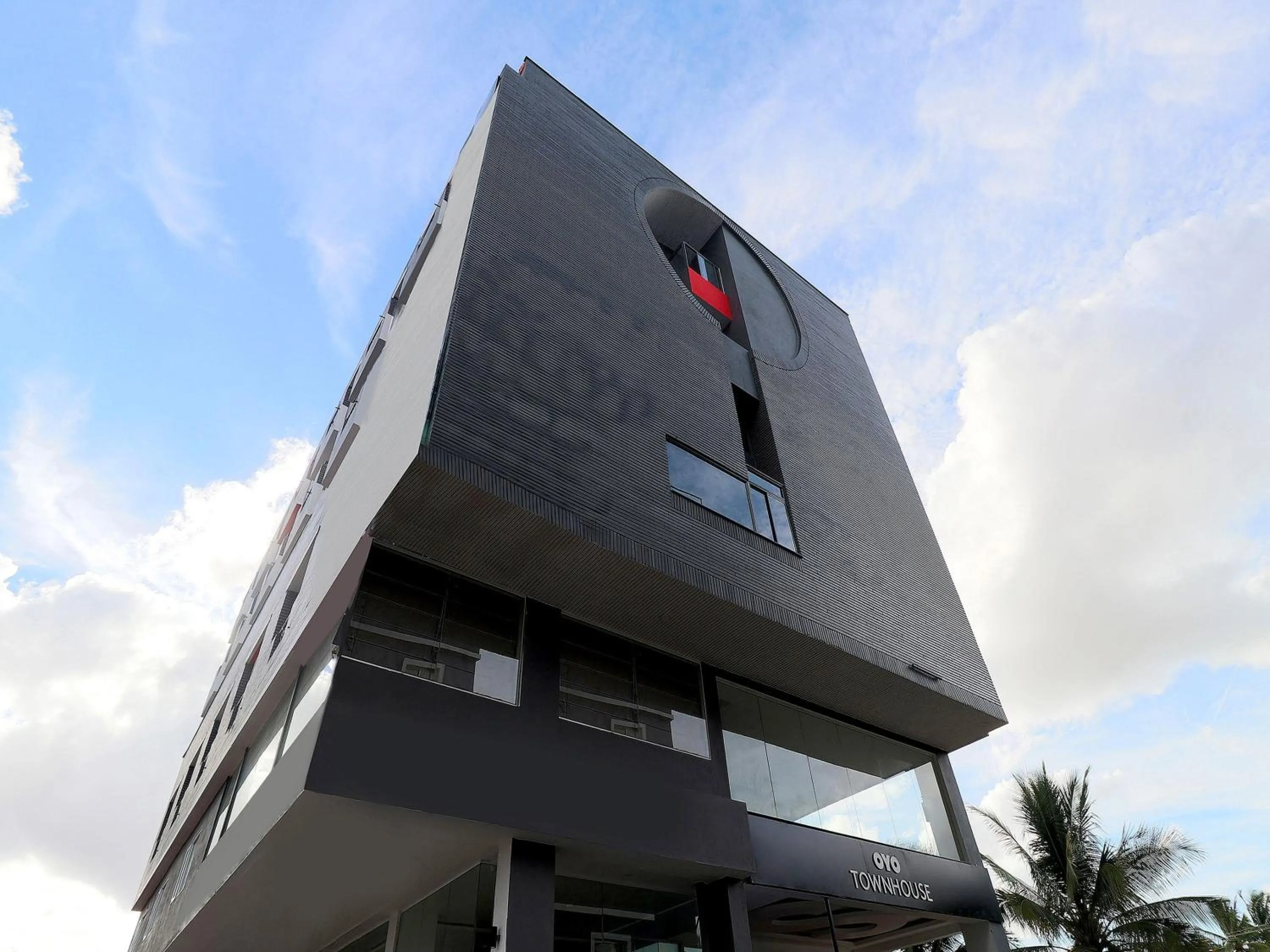 Facade/entrance in Super Townhouse Reva College University