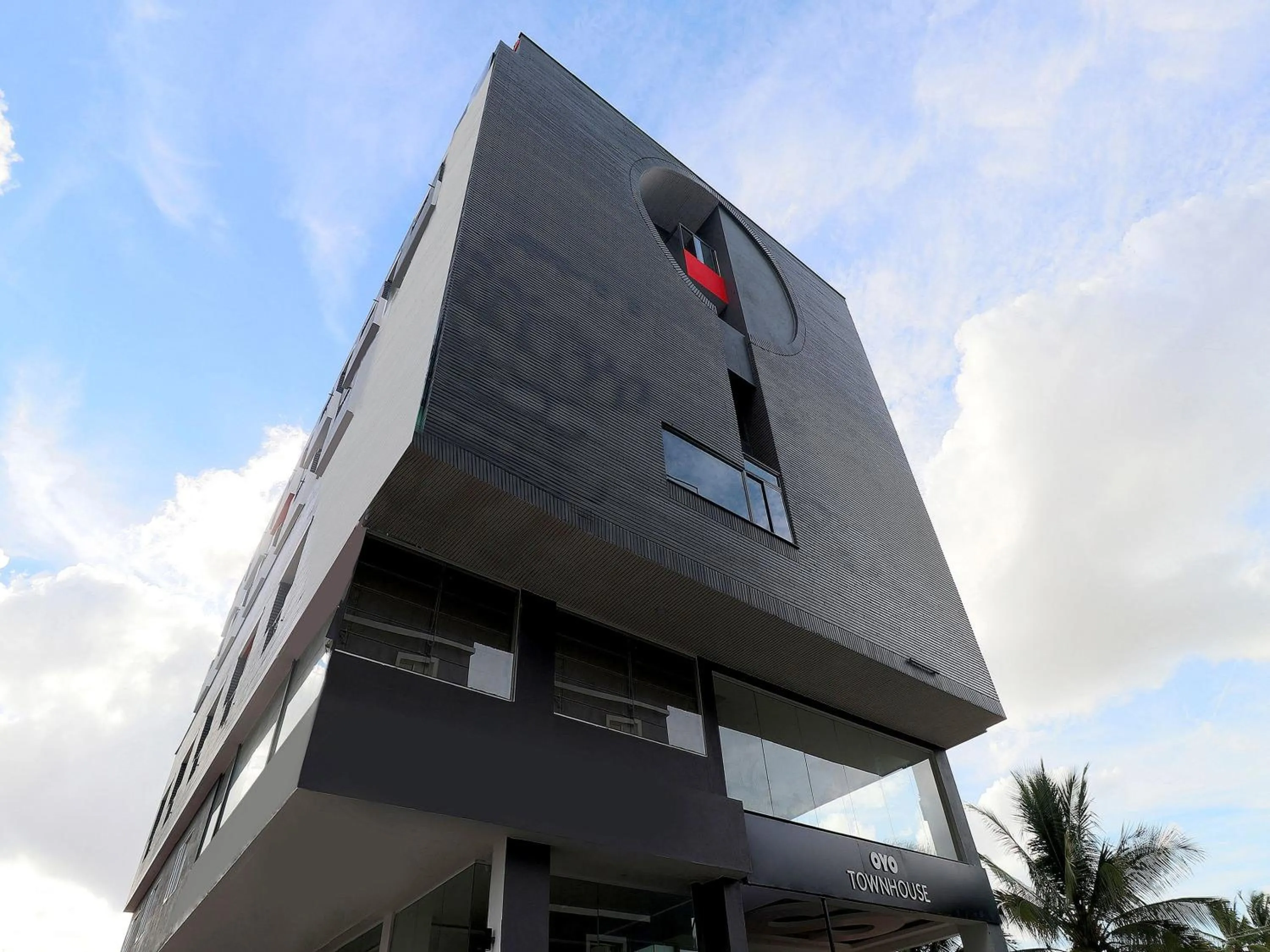 Facade/entrance in Super Townhouse Reva College University