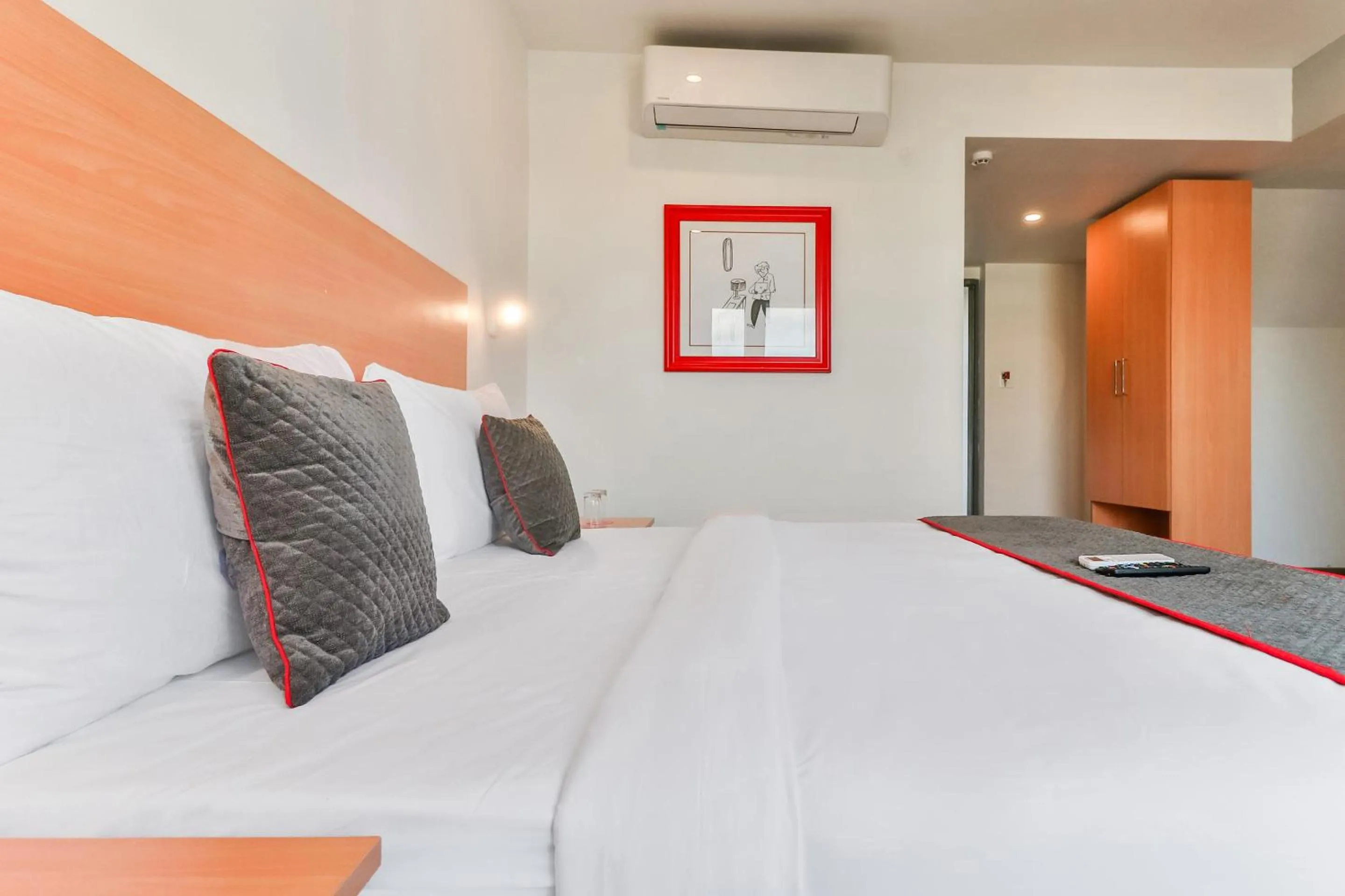 Bedroom, Bed in Super Townhouse Reva College University