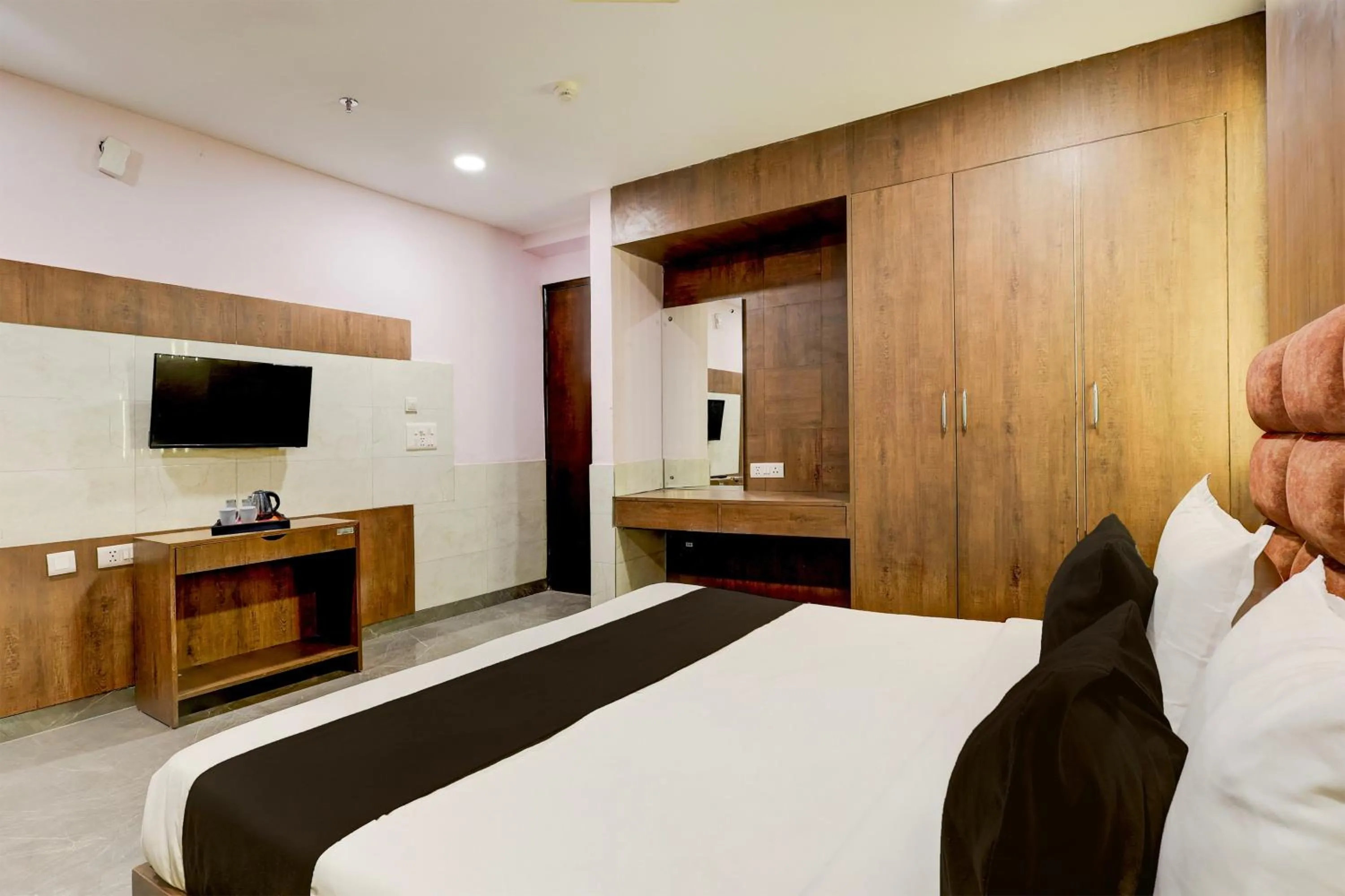 Bedroom, Bed in Super Hotel O Alipur Narela