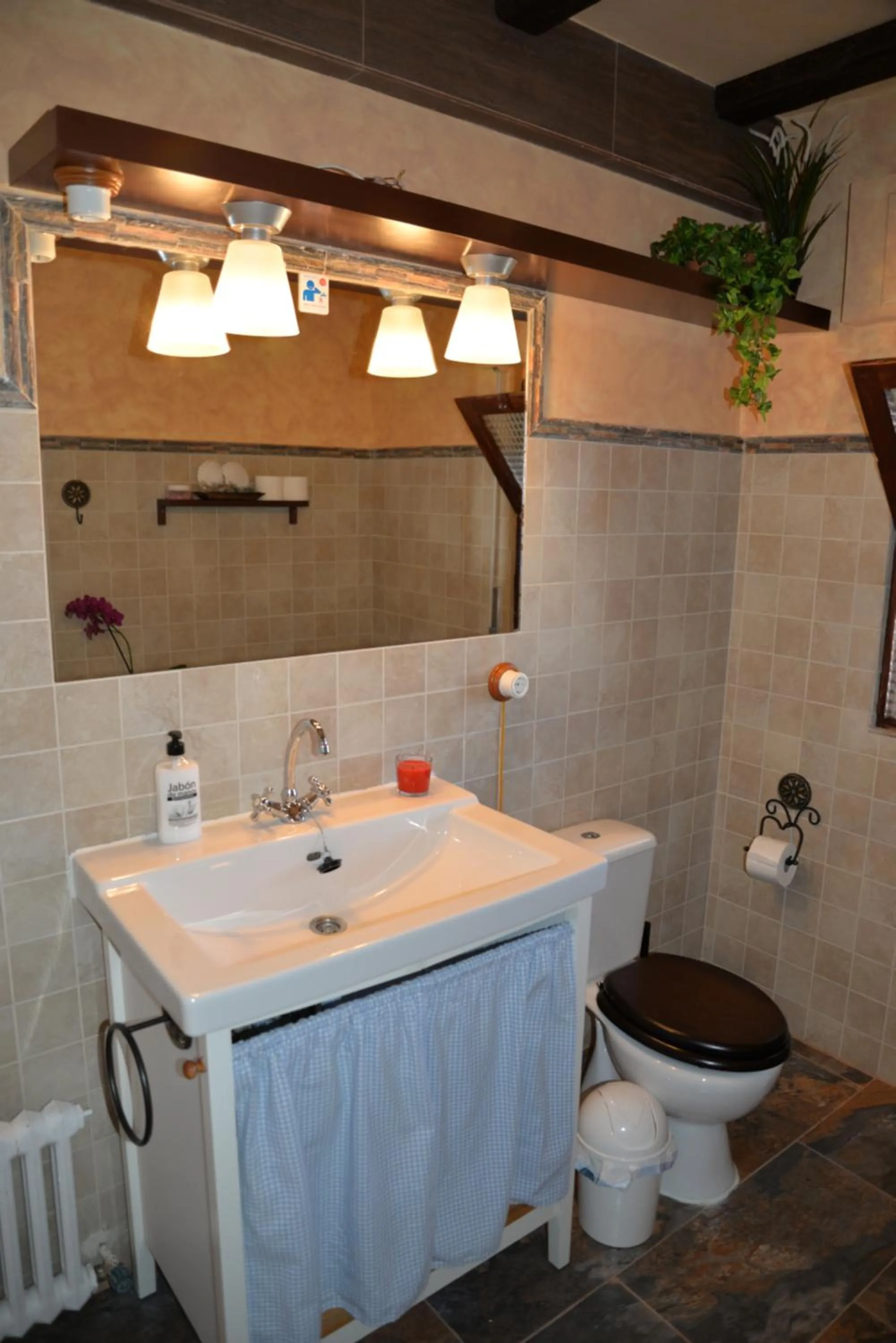 Bathroom in LA CASA DE GALAPAGAR ALOJAMIENTO SIETE PICOS