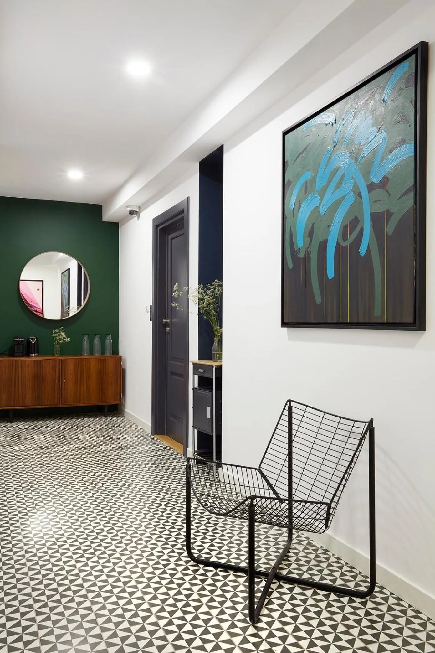 Seating area in Bez Kantów Art Rooms