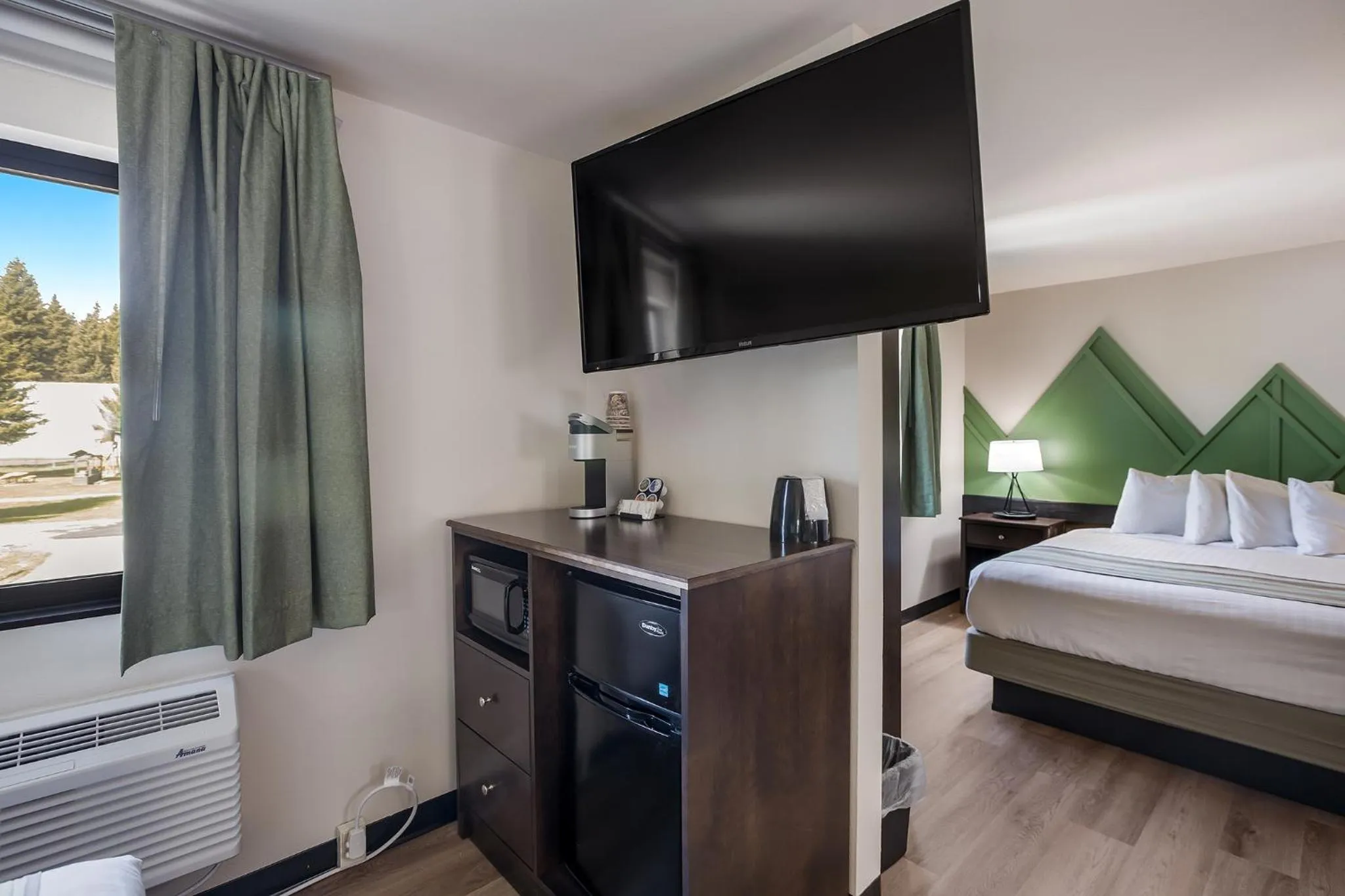 TV and multimedia, Bed in Mountain Vista Hotel