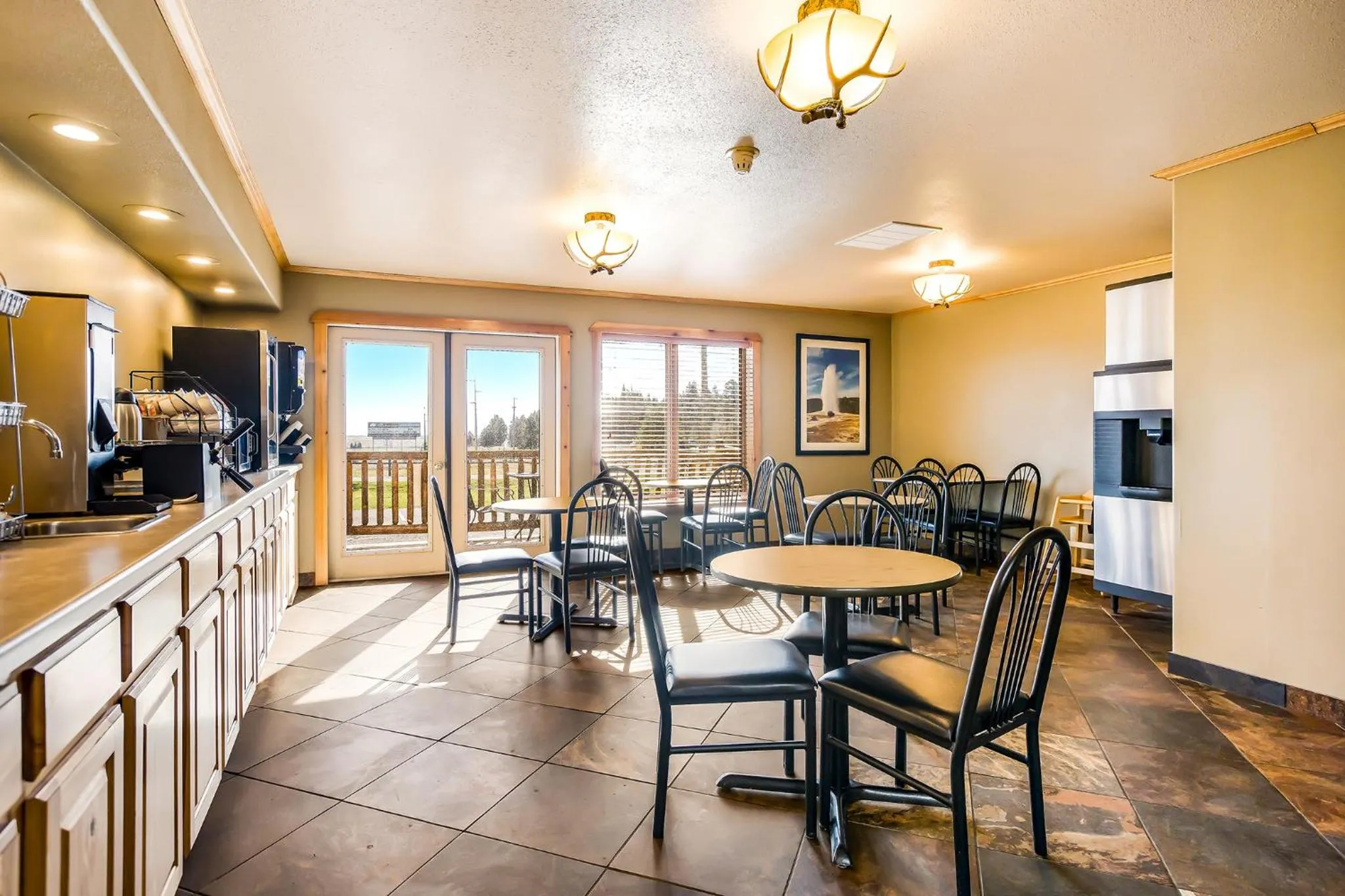 Dining area in Mountain Vista Hotel