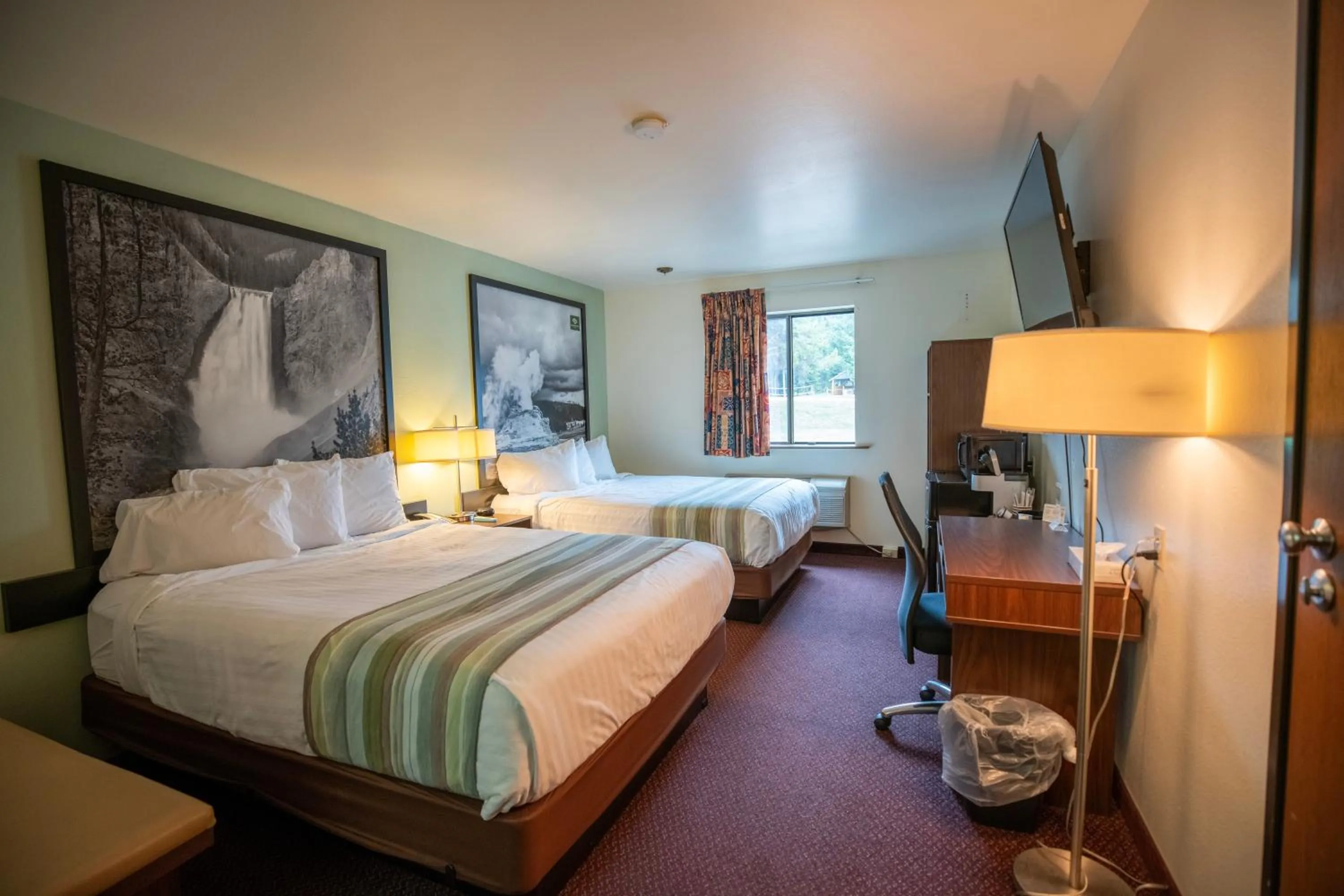 Bedroom, Bed in Super 8 by Wyndham West Yellowstone