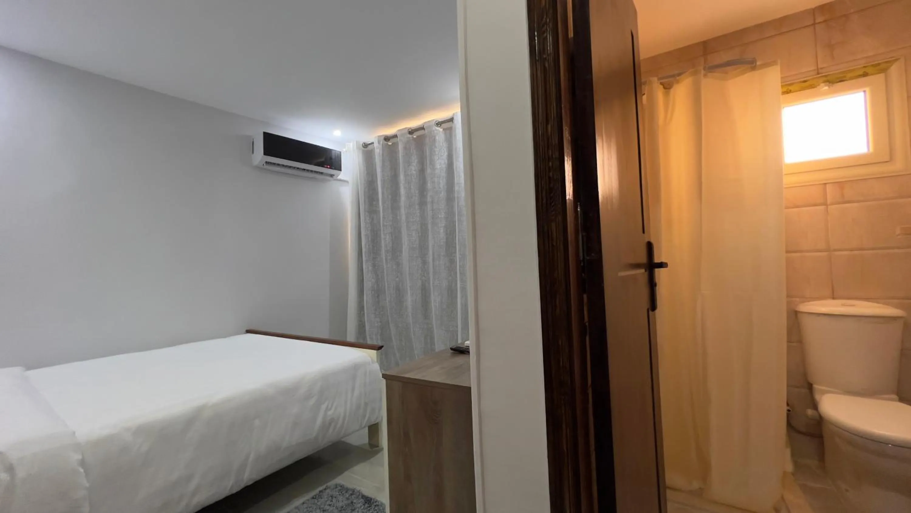 Shower, Bed in pyramids tower view inn