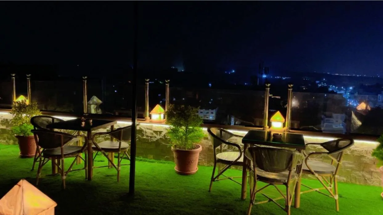 Restaurant/places to eat in pyramids tower view inn