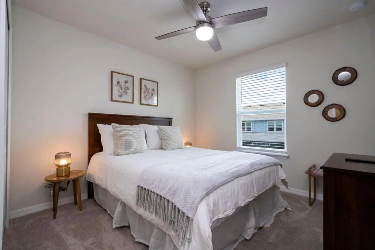 Bed in Stunning 5Bd w Pool at Windsor Island Resort 3814