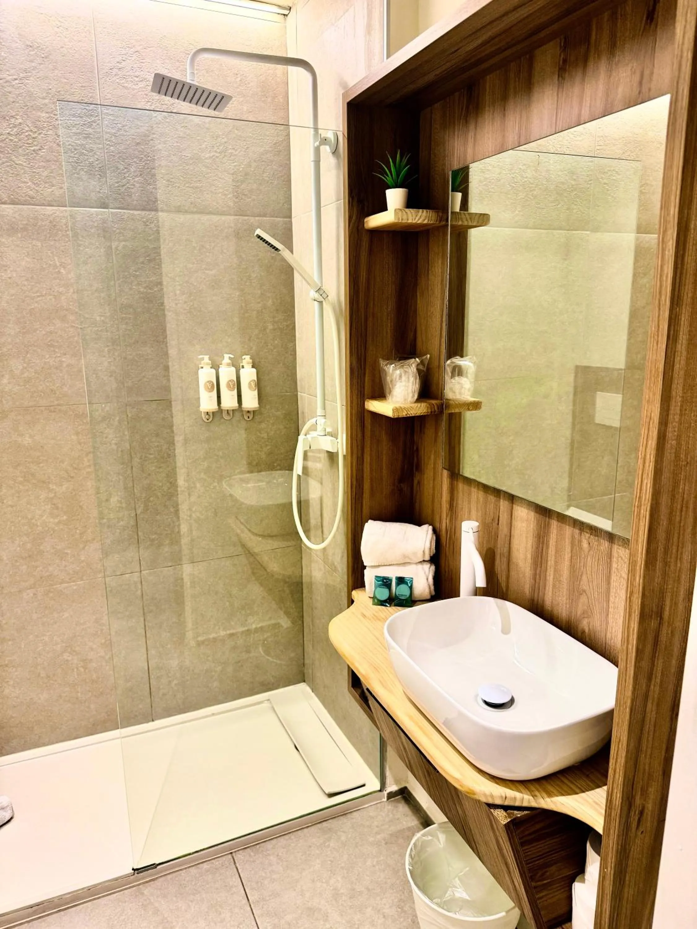 Shower in Reina Victoria Velázquez