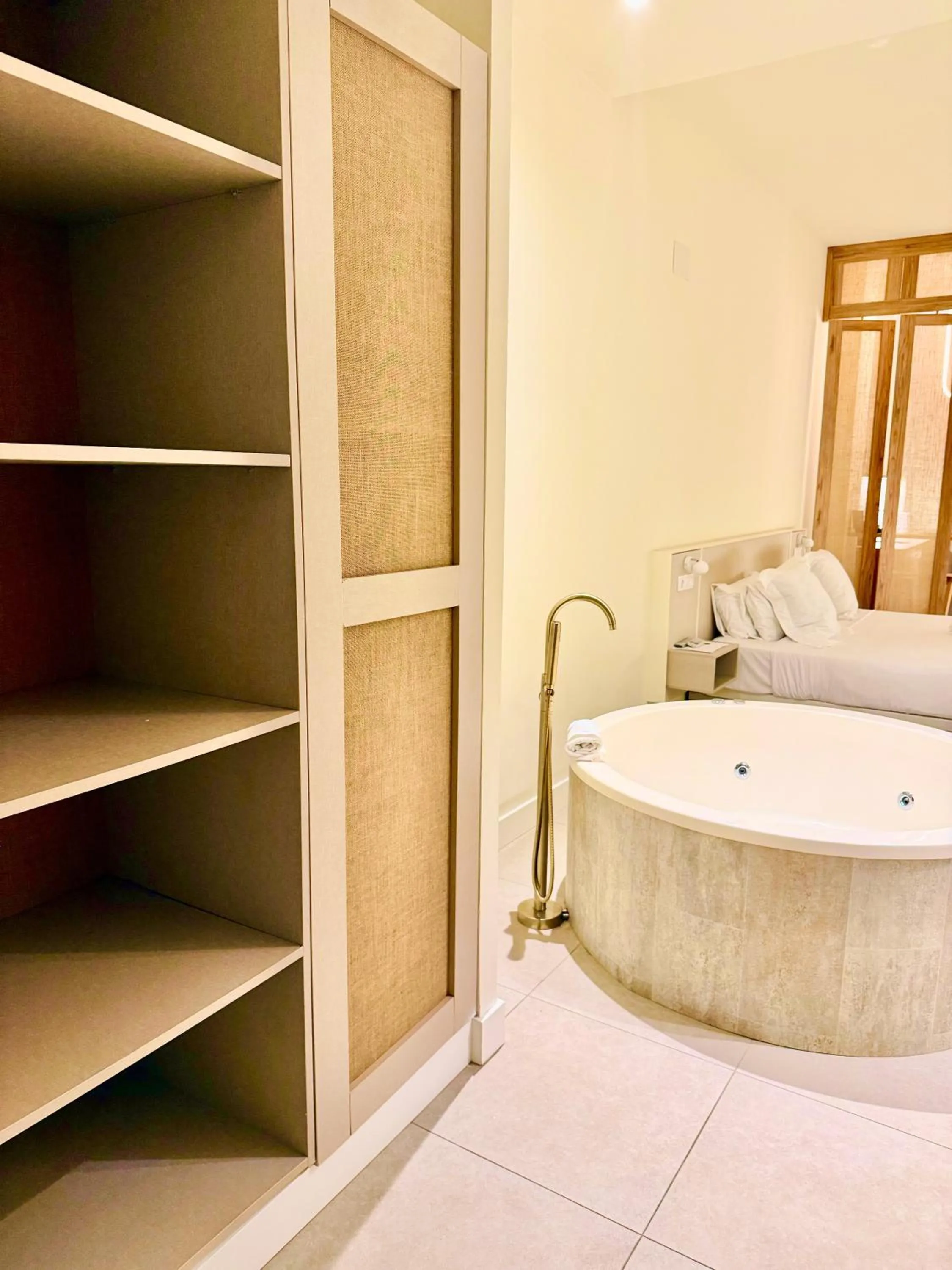 Hot Tub, Bed in Reina Victoria Velázquez