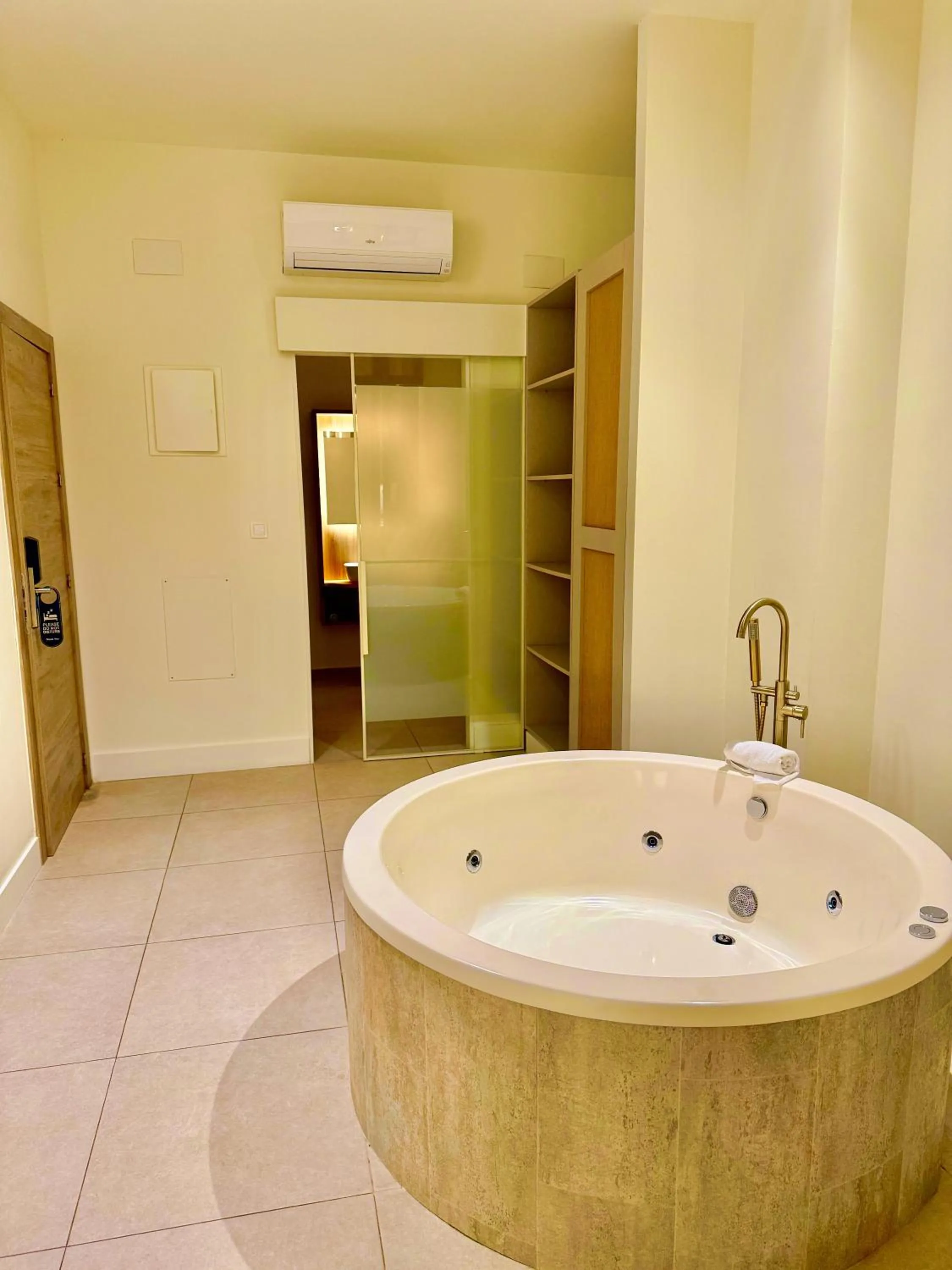 Hot Tub in Reina Victoria Velázquez