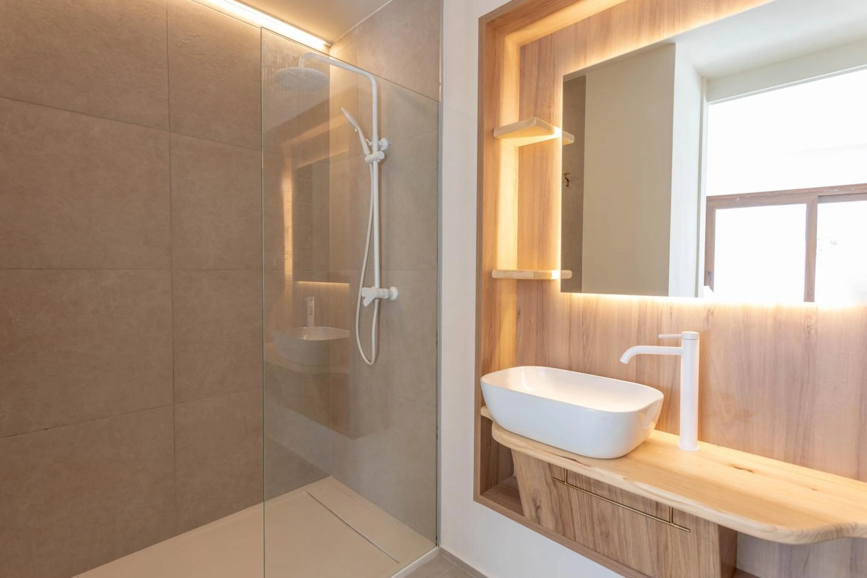 Shower in Reina Victoria Velázquez