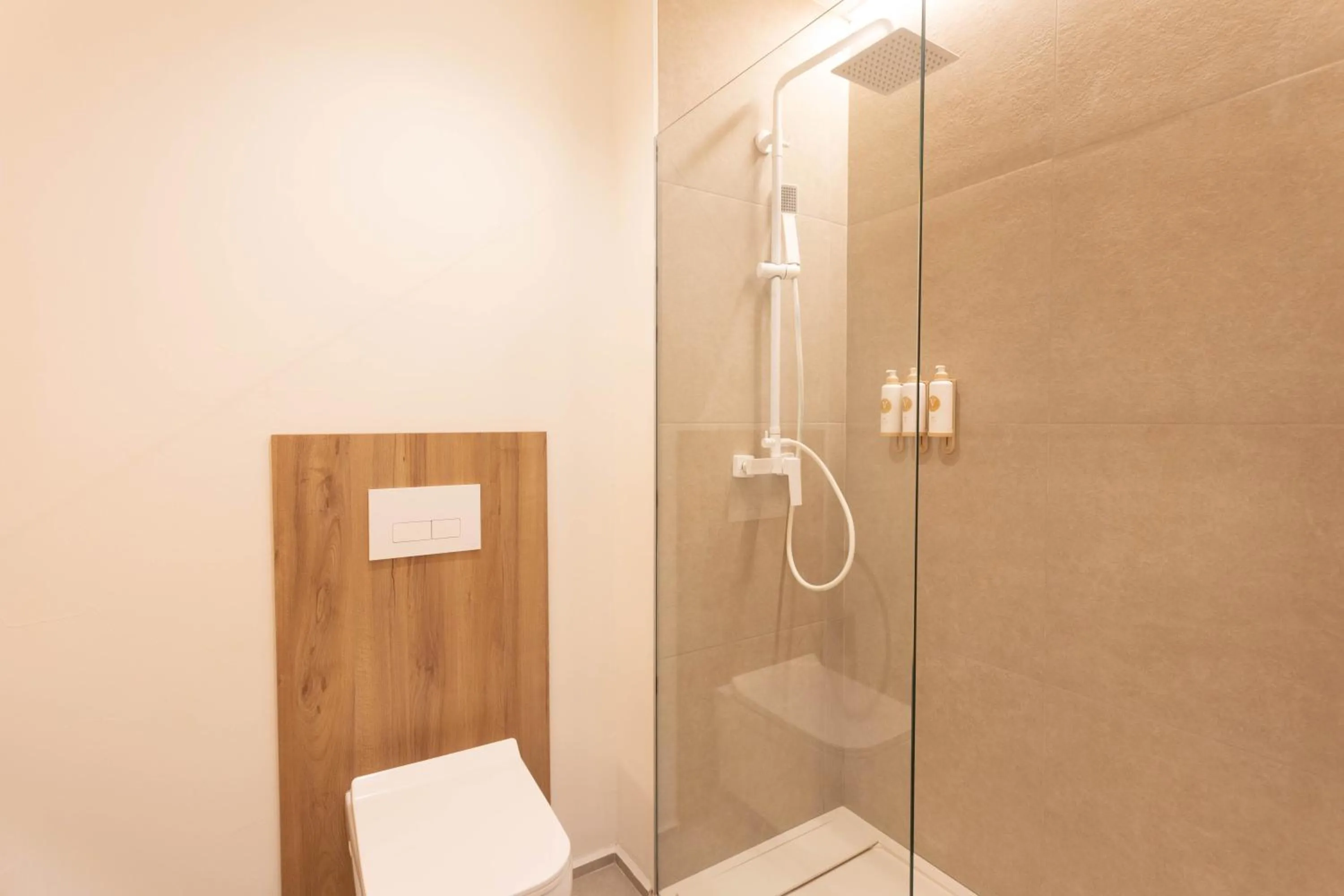 Shower in Reina Victoria Velázquez