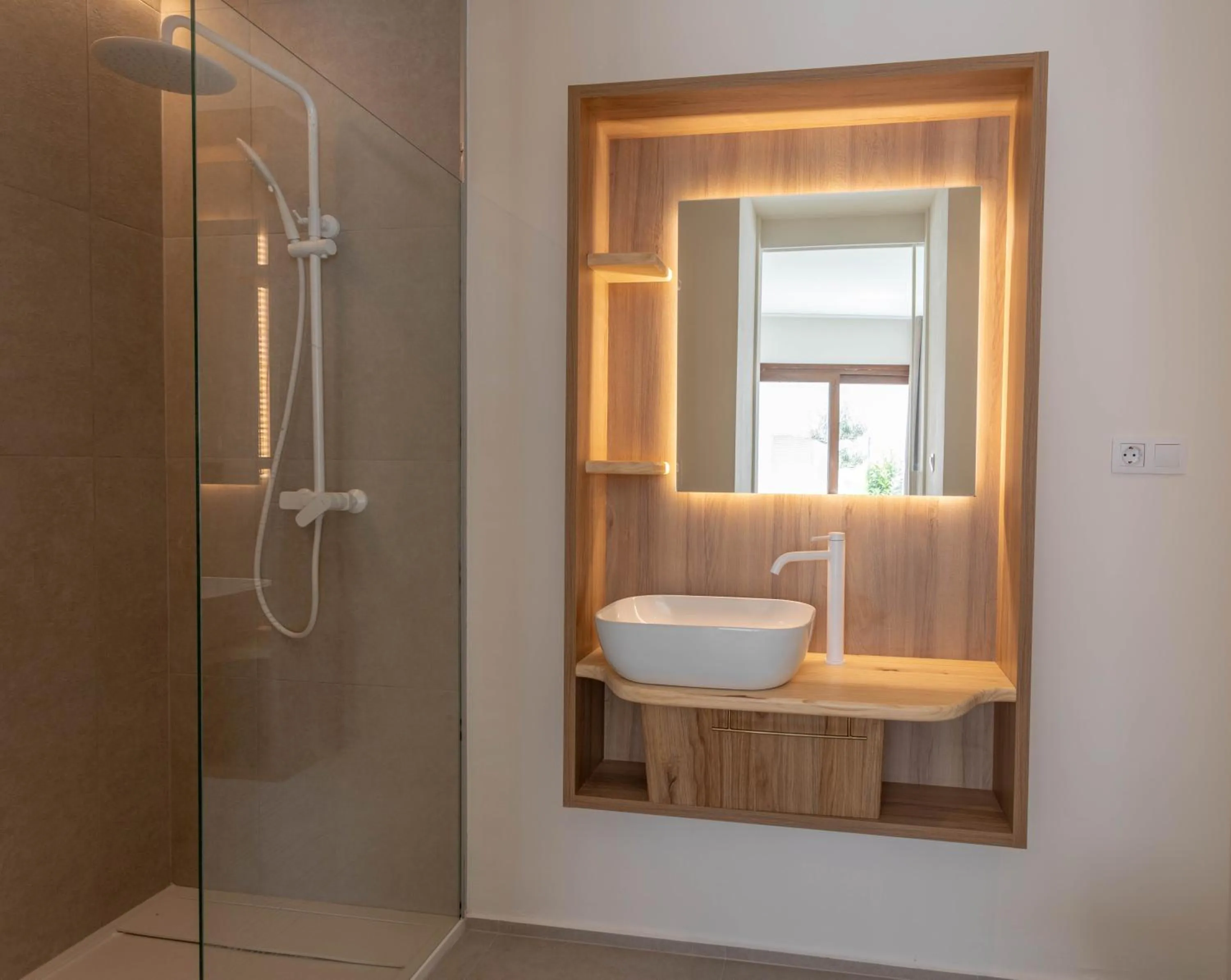 Shower in Reina Victoria Velázquez