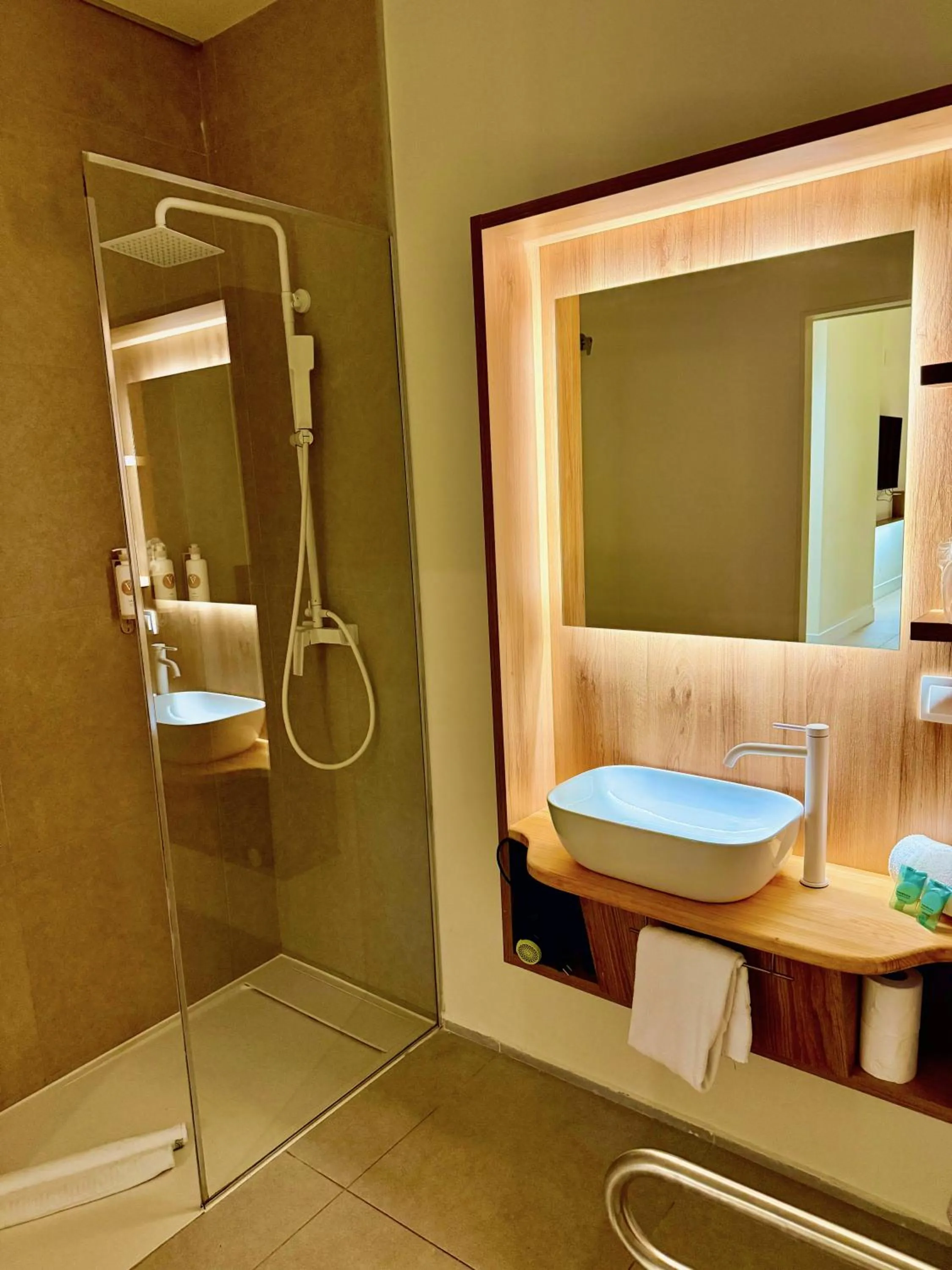 Shower in Reina Victoria Velázquez