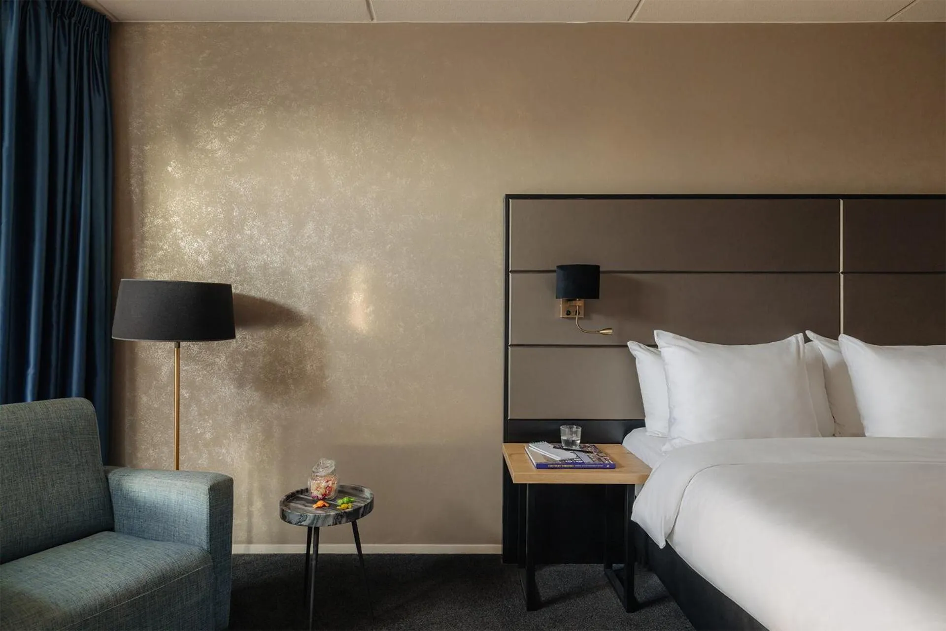 Bed in Leonardo Hotel Groningen City Center