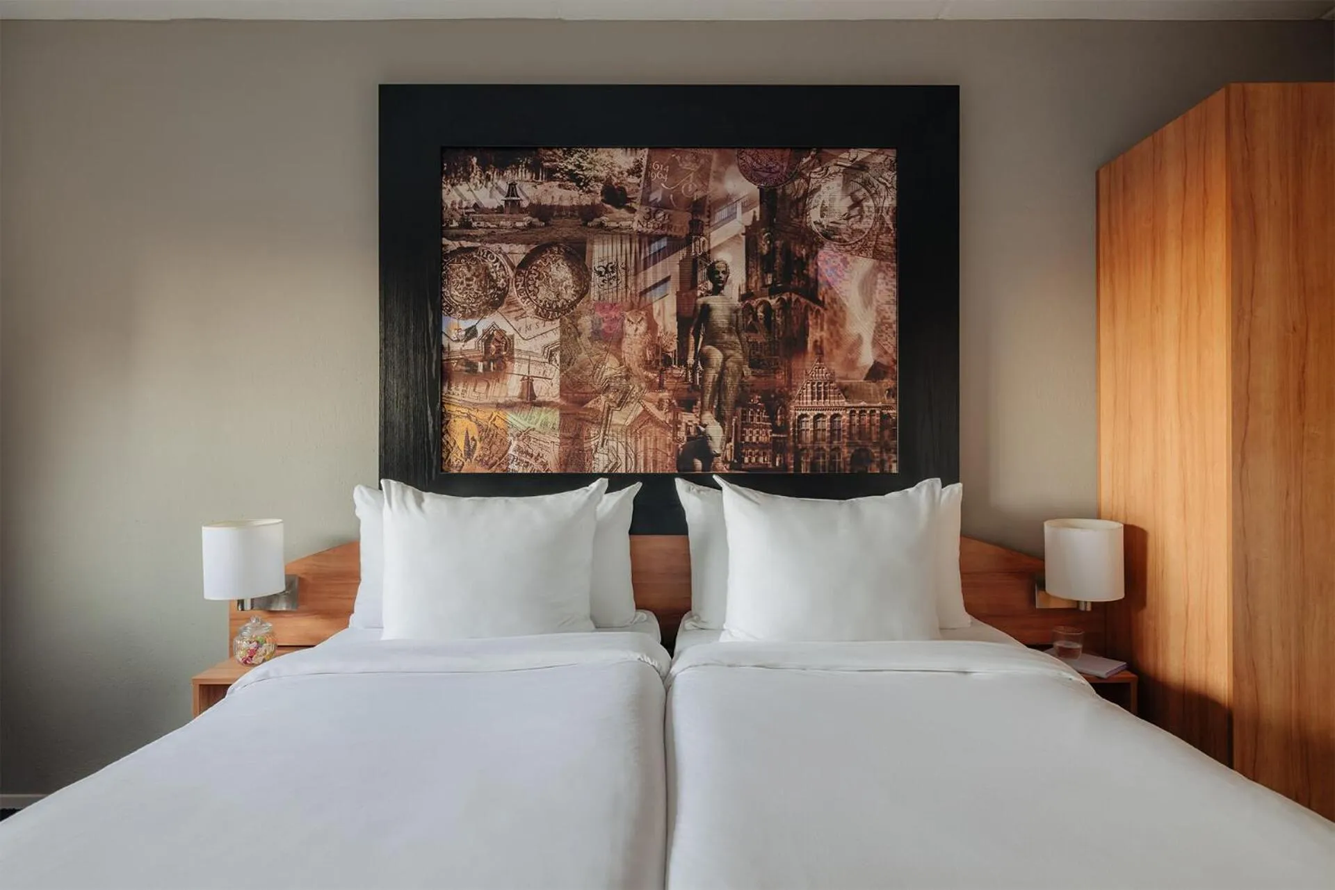 Bed in Leonardo Hotel Groningen City Center