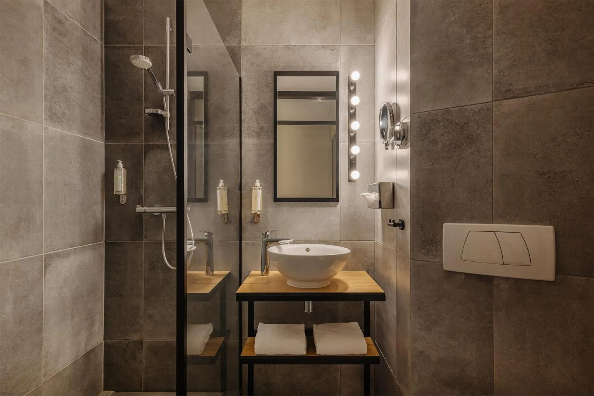 Shower in Leonardo Hotel Groningen City Center