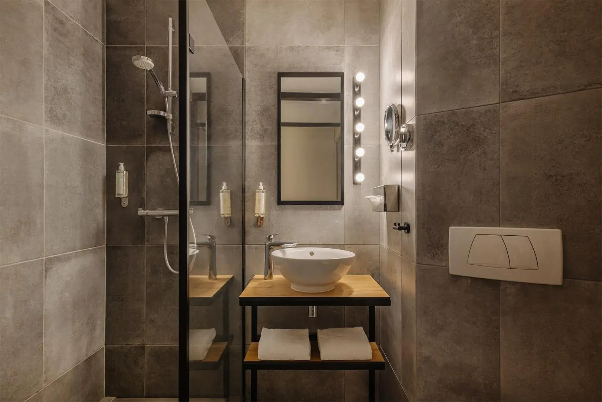 Comfort Room 1 Twin Bed in Leonardo Hotel Groningen City Center Comfort Room 1 Twin Bed in Leonardo Hotel Groningen City Center